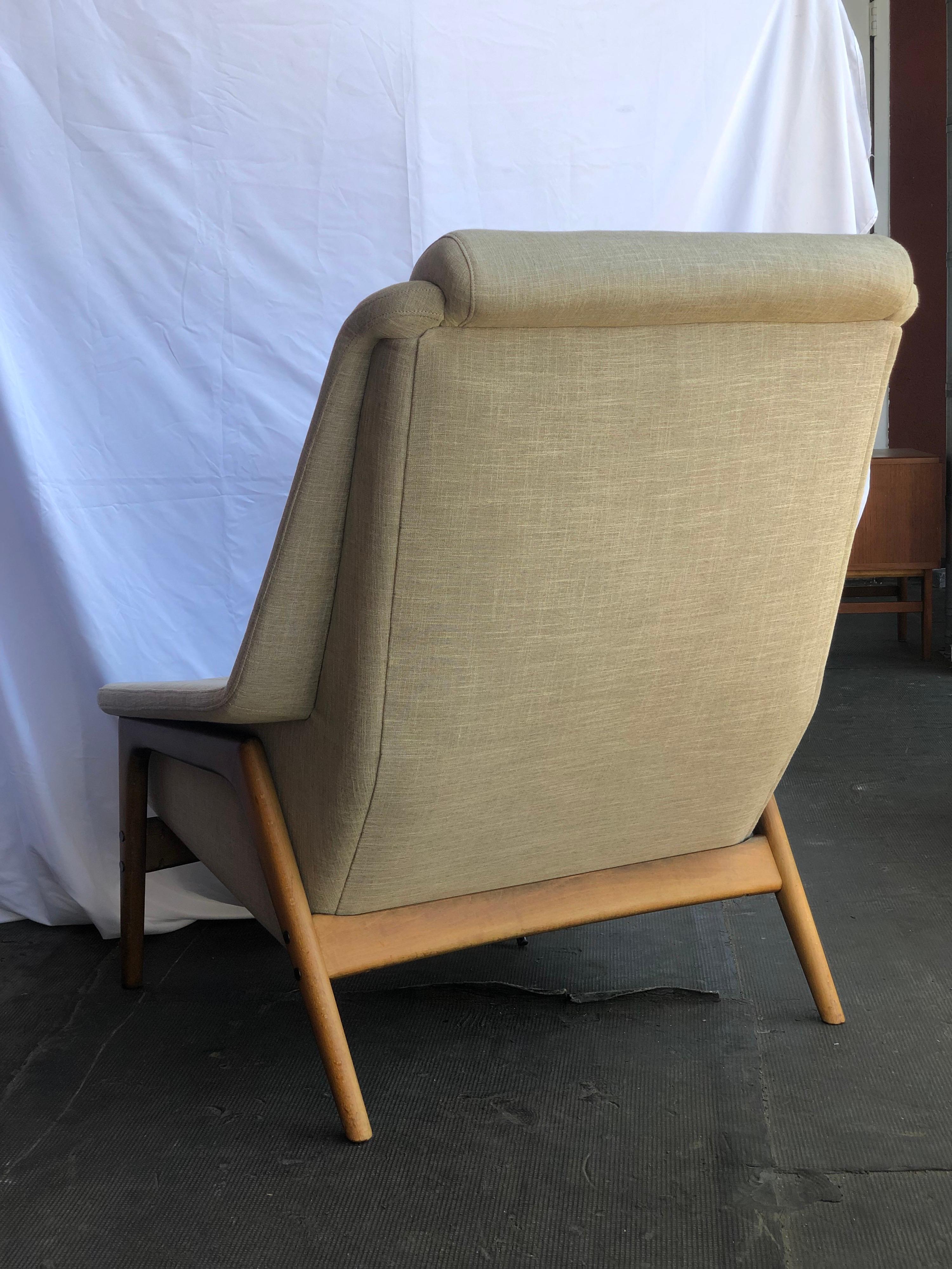 Designed by Folke Ohlsson for the Swedish manufacturer Dux, this lounge chair offers a supremely comfortable seat within an exposed teak frame. 

Measures: W. 33 in; H. 33.5 in; D. 39 in.
W. 83.82 cm; H. 85.09 cm; D. 99.06 cm.
Seat H. 17