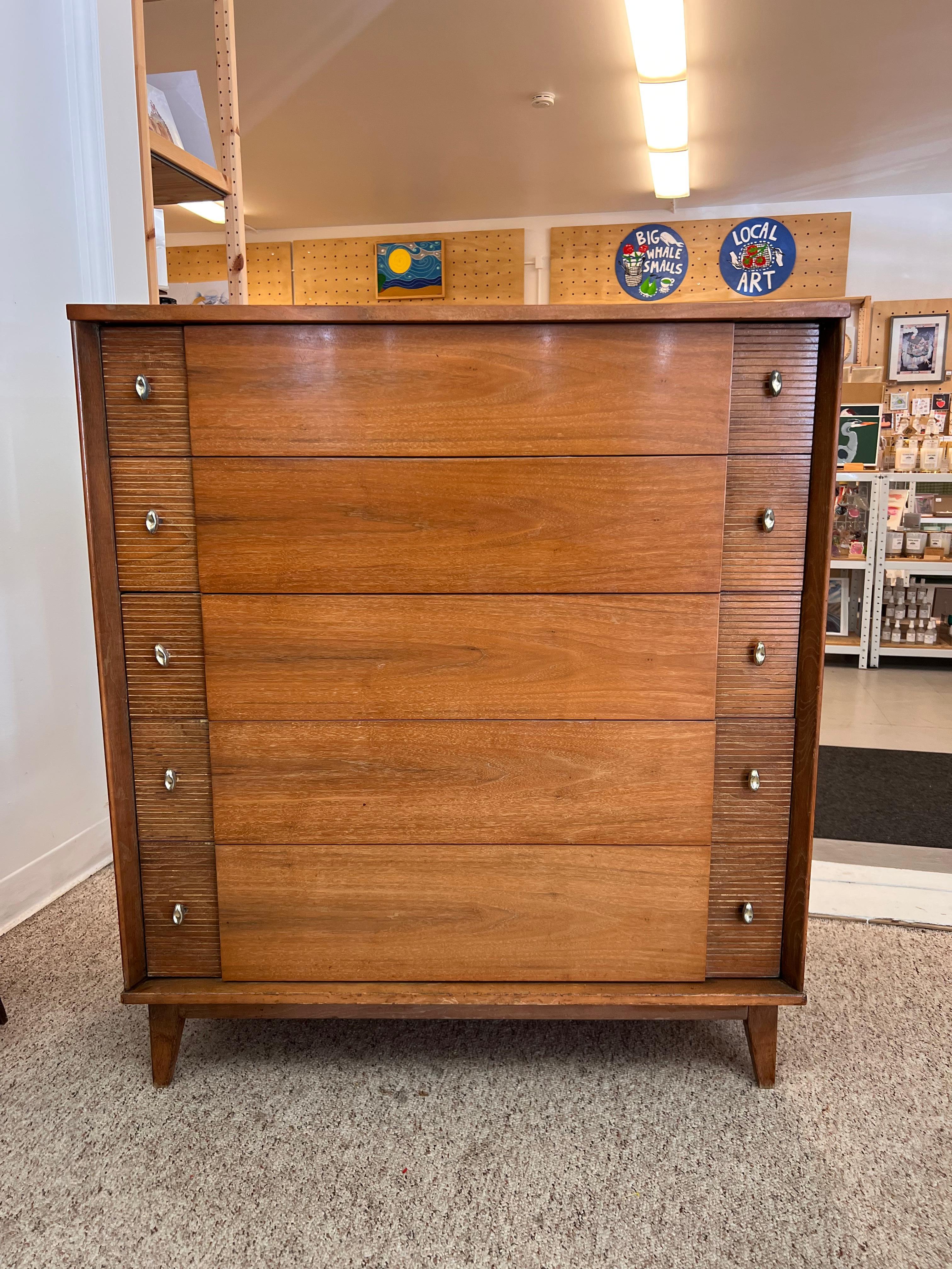 Mid-Century moderno Vintage By Modern Solid 5- Cassettiera con cassetti a coda di rondine in vendita