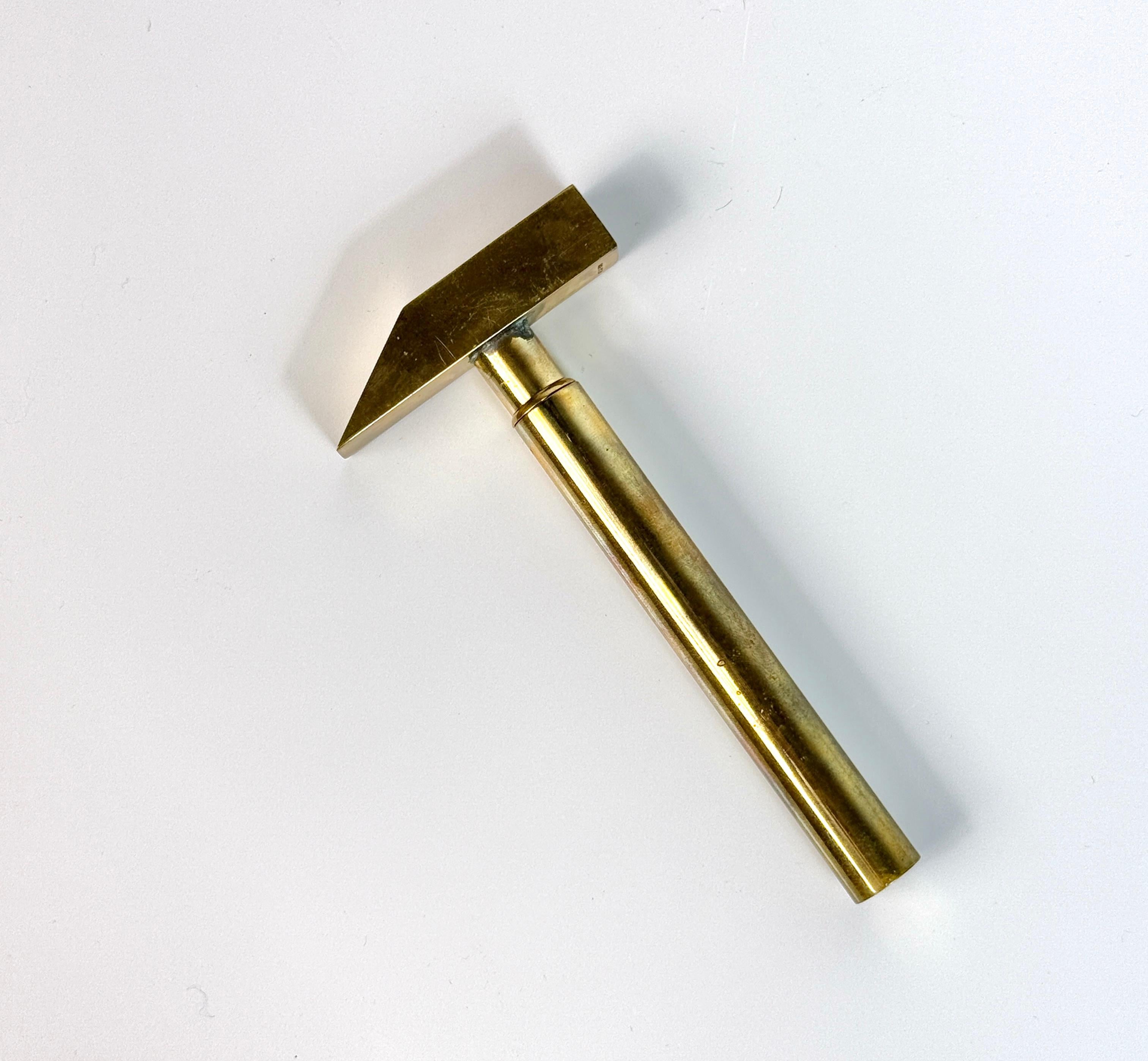 Cavatappi a martello in ottone stilizzato e moderno Made in Italy, anni '70 circa

Apribottiglie con cavatappi nascosto con manico a testa di martello in ottone massiccio
Timbrato Made in Italy e contenuto nella scatola regalo originale BONWIT