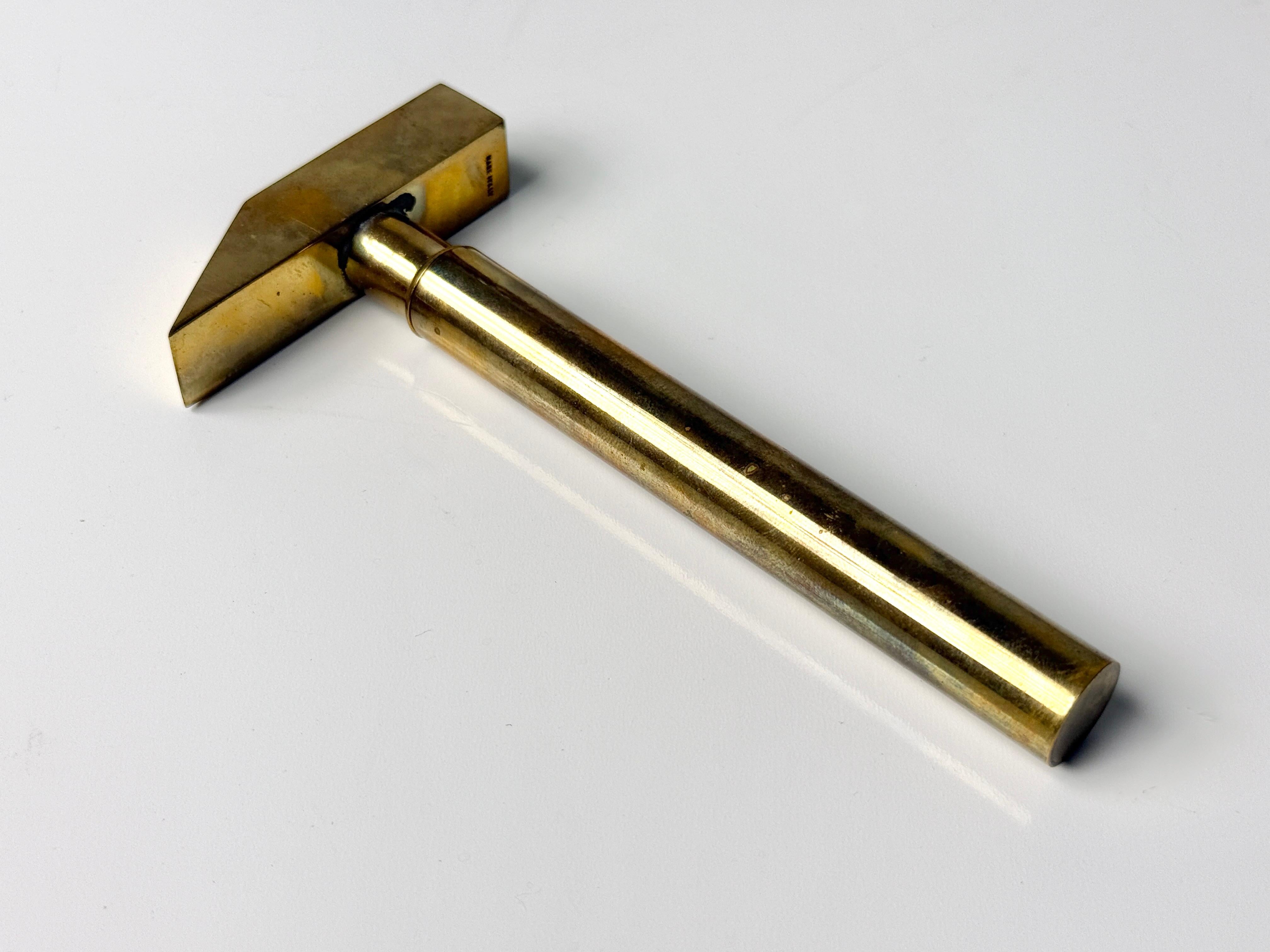 Fine XX secolo Vintage By Modern Hammer, cavatappi a martello in ottone massiccio, Italia anni '70 in vendita