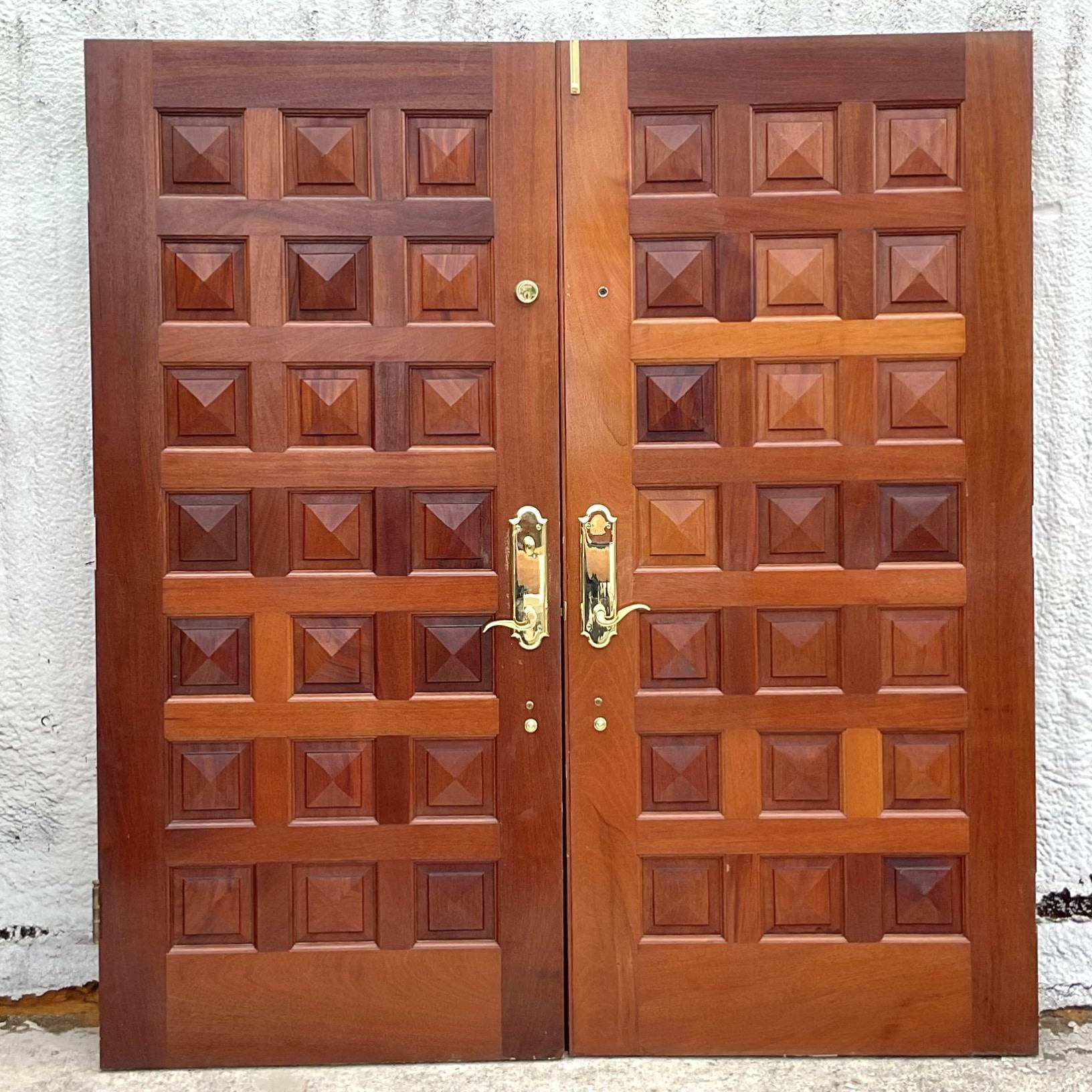 Entrez dans l'histoire avec cette gamme exquise de portes en acajou massif acquises auprès de la prestigieuse ambassade cubaine de Victoria Park, en Floride. Disponible en plusieurs dimensions, chaque porte bénéficie de la beauté durable de