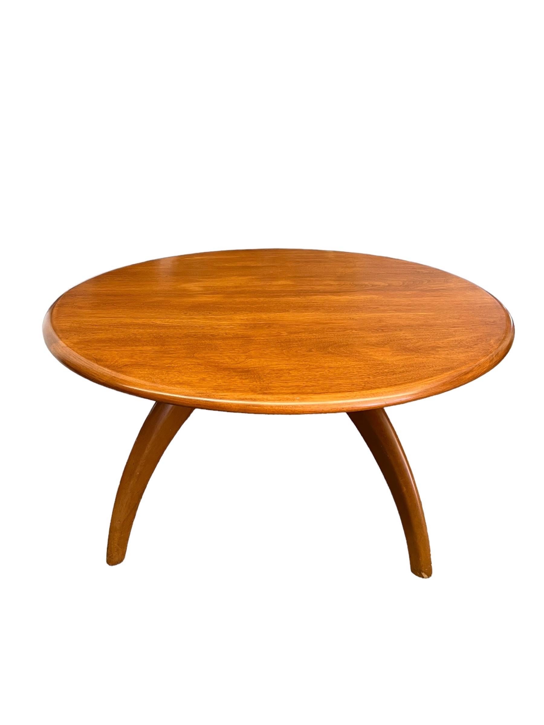 Cette table basse moderne du milieu du siècle par Heywood Wakefield est construite en bois dur, avec une finition champagne originale, un plateau pivotant (style lazy Susan) et de grands pieds fuselés.

Dimensions : 32 Diamètre 15H