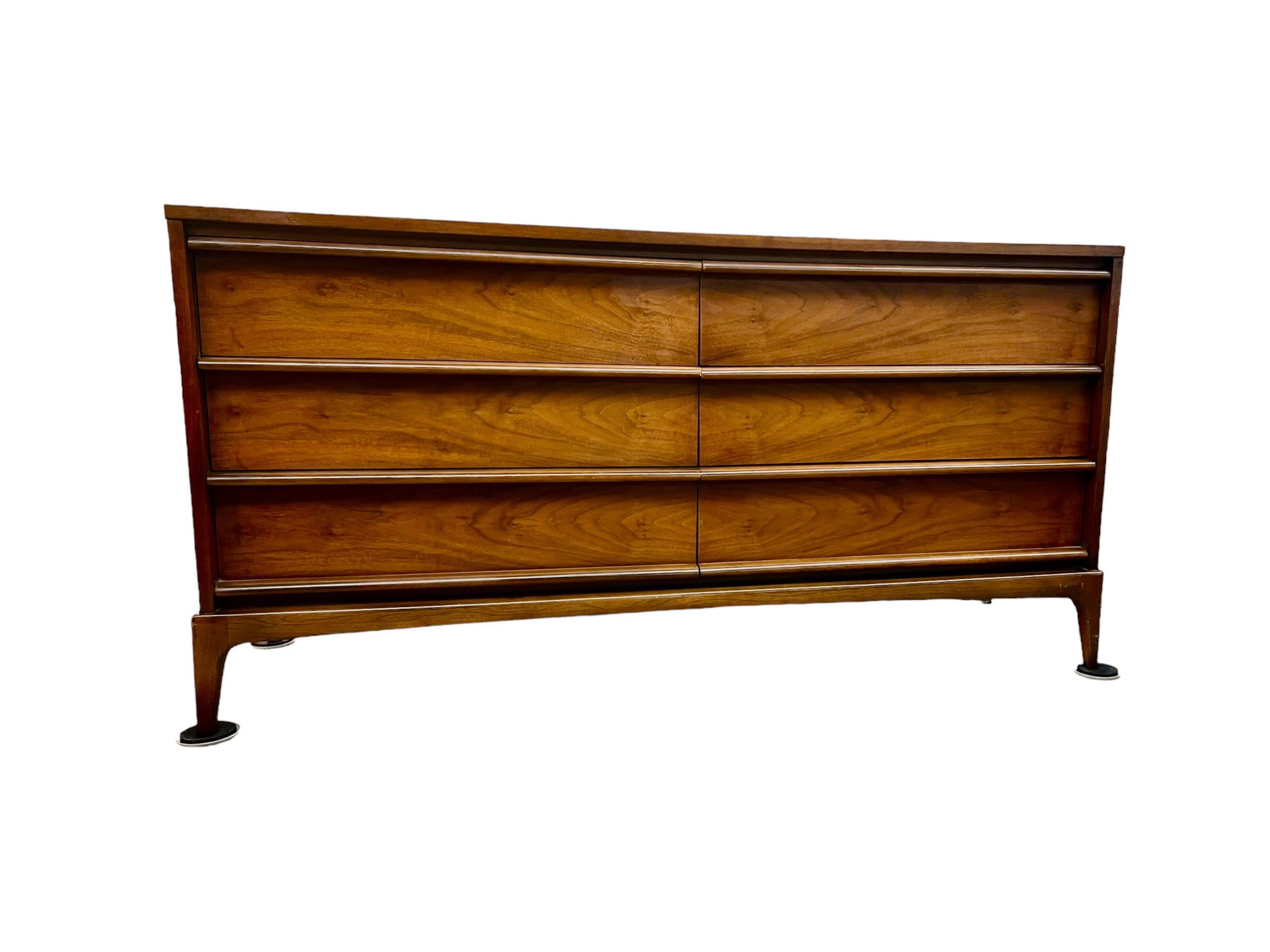 Mid-Century Modern Vintage Mid Century Modern Solid Walnut 6 Drawer Dresser by Lane Dovetail Drawer en vente