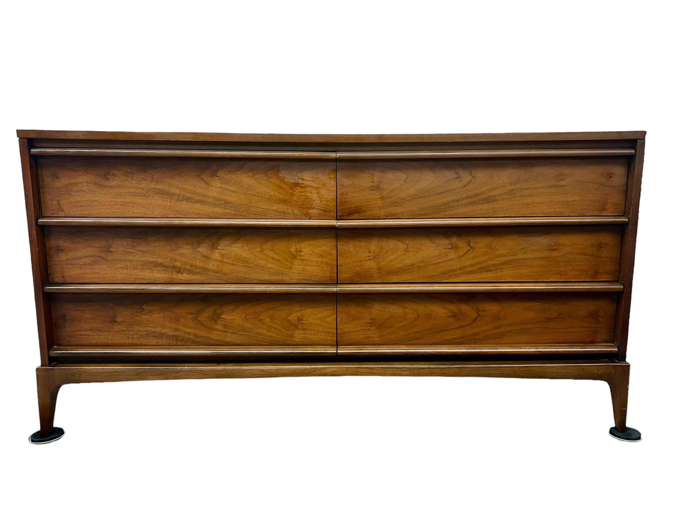 Vintage Mid Century Modern Solid Walnut 6 Drawer Dresser by Lane Dovetail Drawer In Good Condition For Sale In Seattle, WA