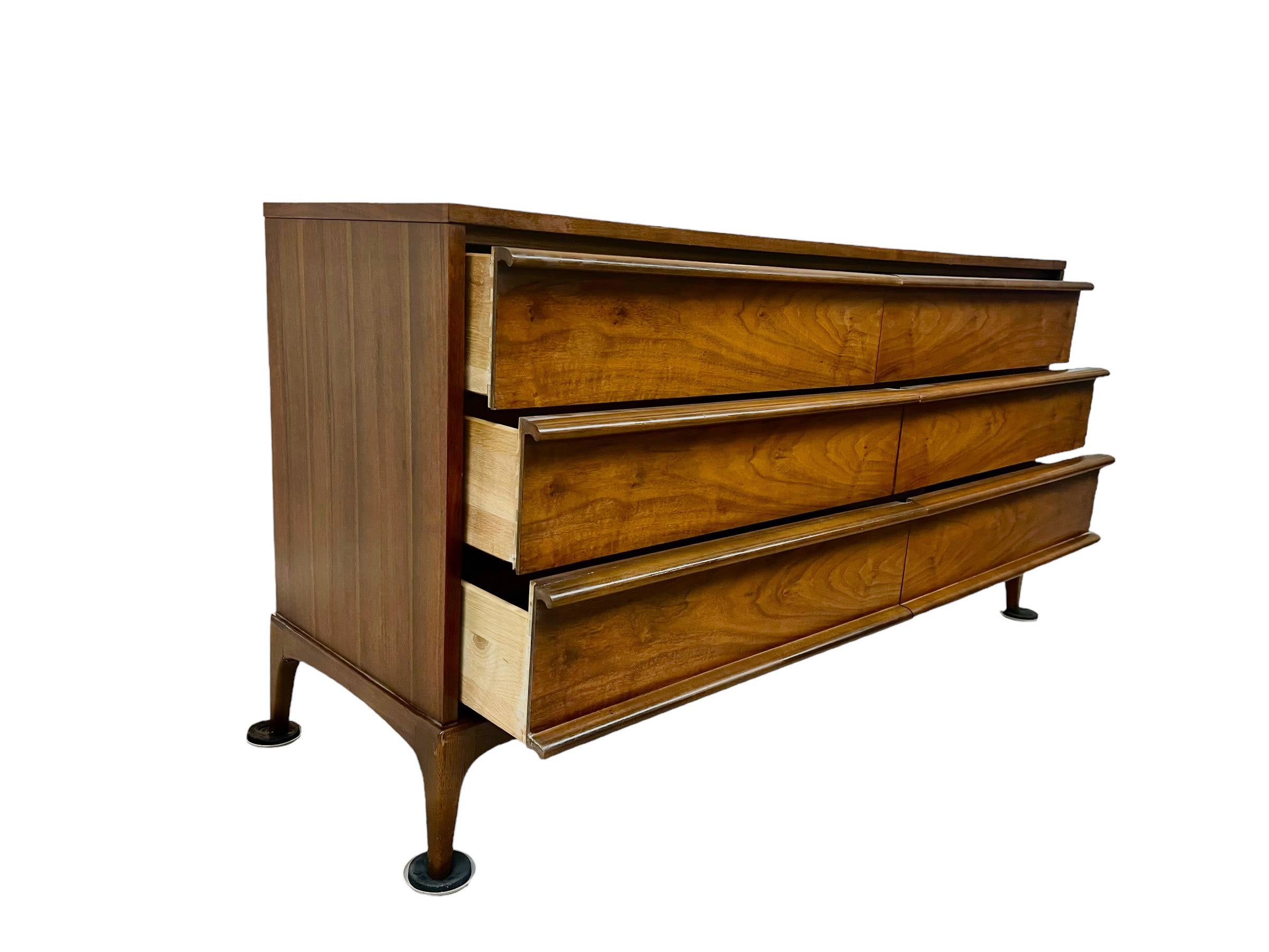 Fin du 20e siècle Vintage Mid Century Modern Solid Walnut 6 Drawer Dresser by Lane Dovetail Drawer en vente