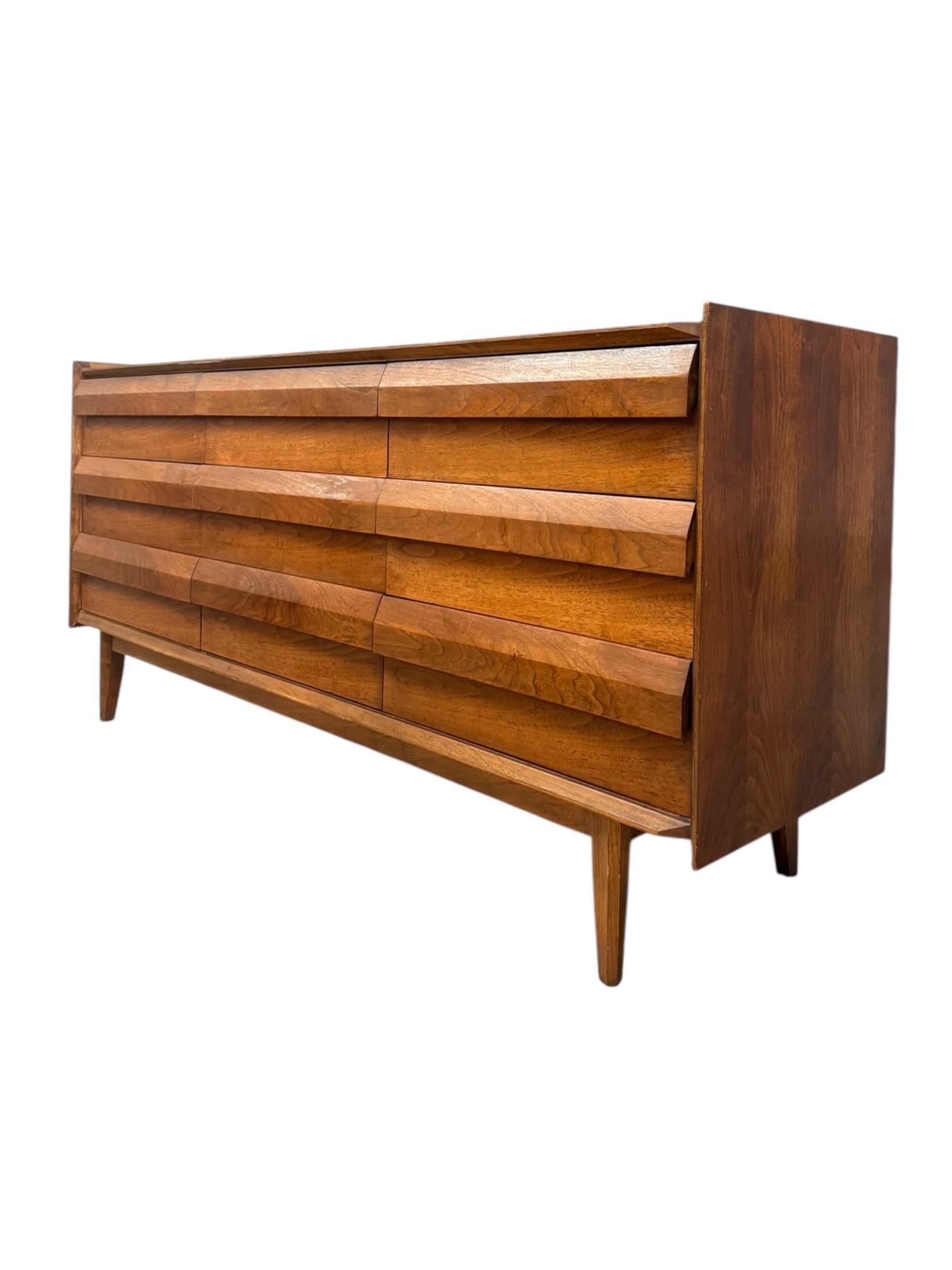 Vintage Mid Century Modern Solid Walnut 9 Drawer Dresser by Lane First Edition en vente 4