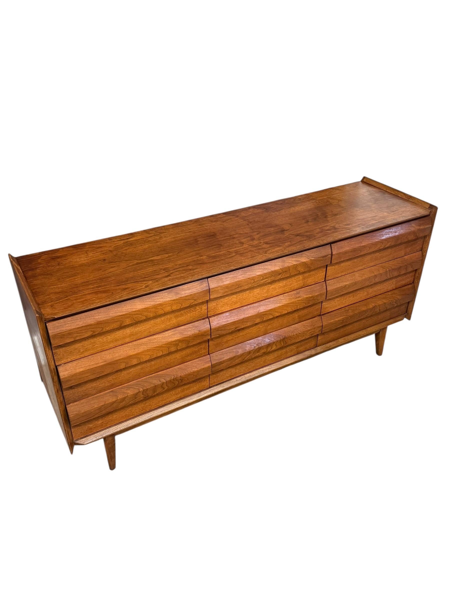 Mid-Century Modern Vintage Mid Century Modern Solid Walnut 9 Drawer Dresser by Lane First Edition en vente