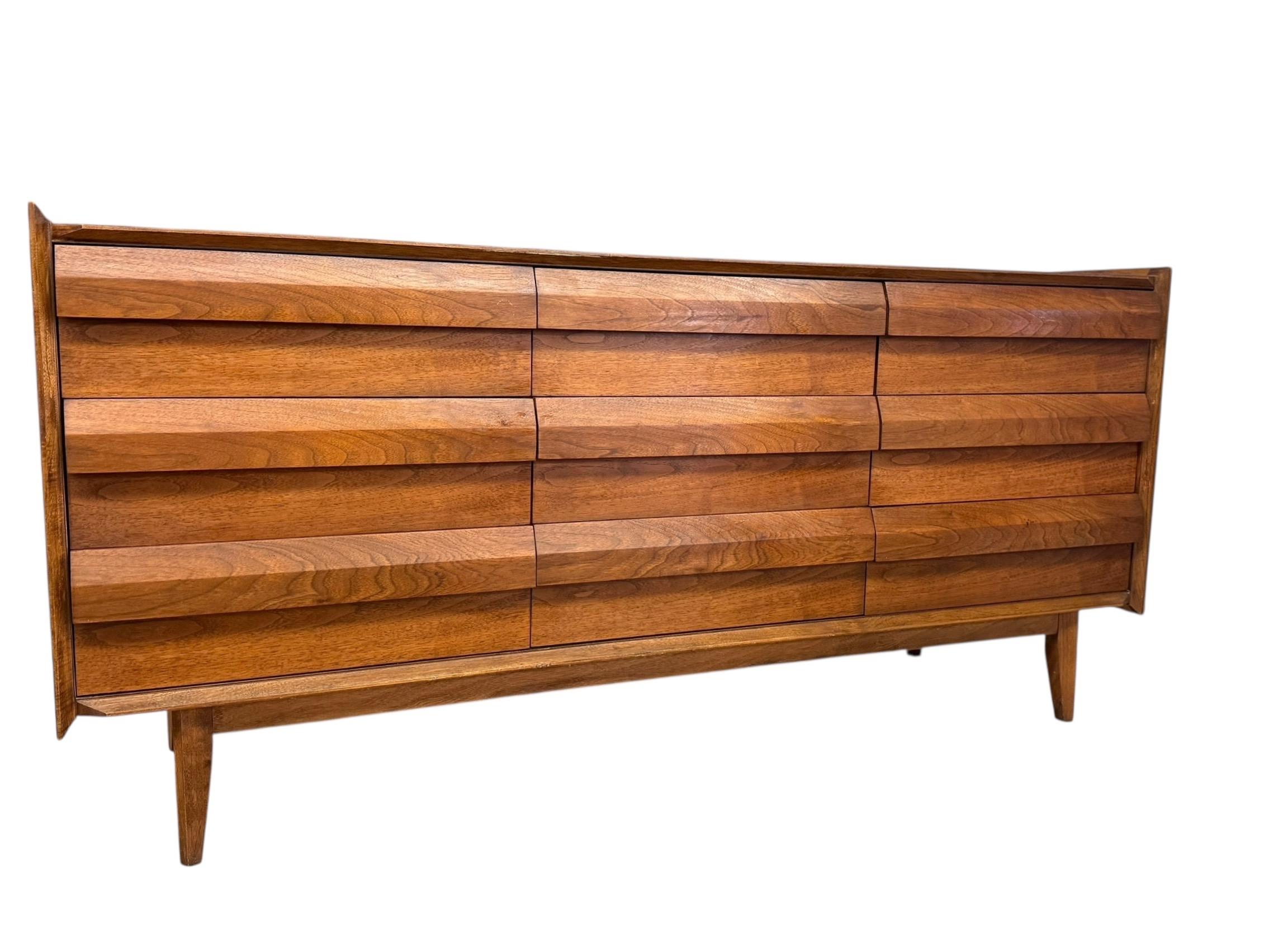 Milieu du XXe siècle Vintage Mid Century Modern Solid Walnut 9 Drawer Dresser by Lane First Edition en vente