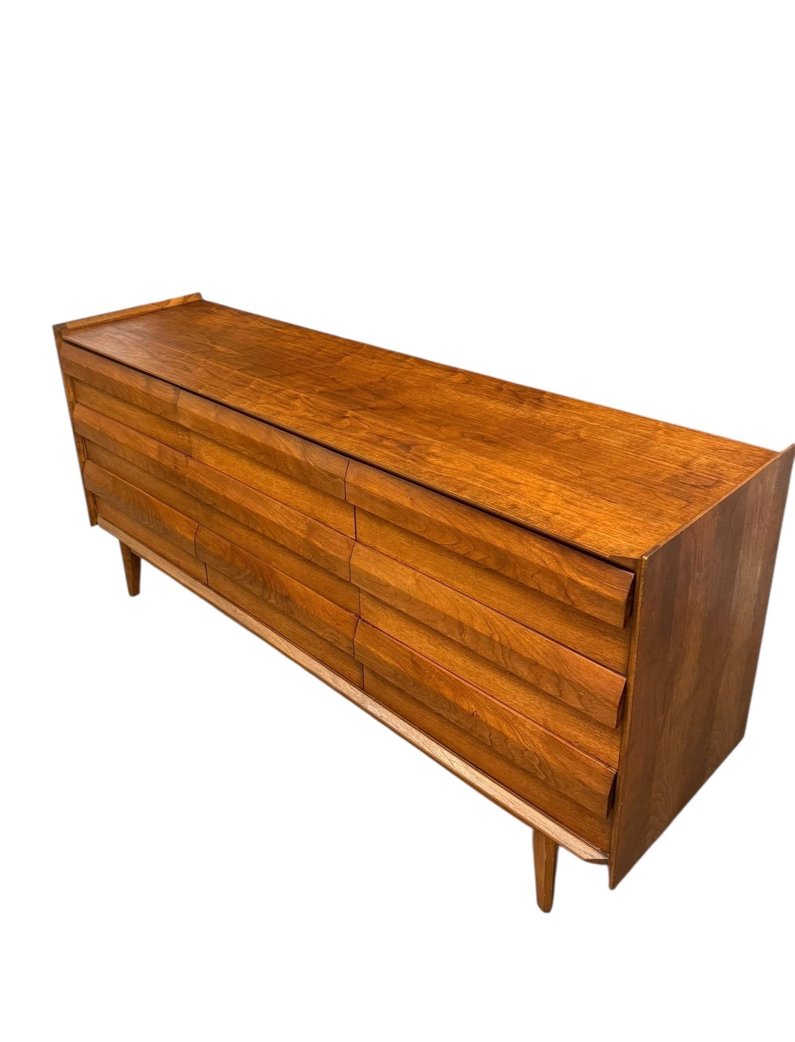Noyer Vintage Mid Century Modern Solid Walnut 9 Drawer Dresser by Lane First Edition en vente
