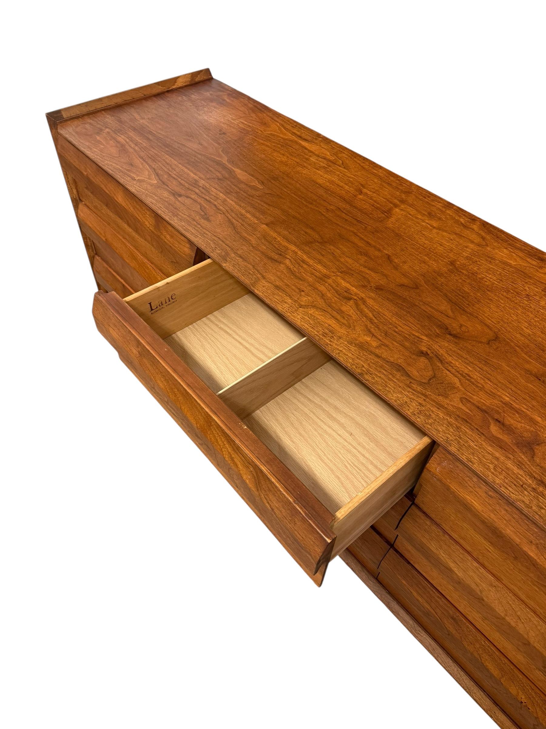 Vintage Mid Century Modern Solid Walnut 9 Drawer Dresser by Lane First Edition en vente 2