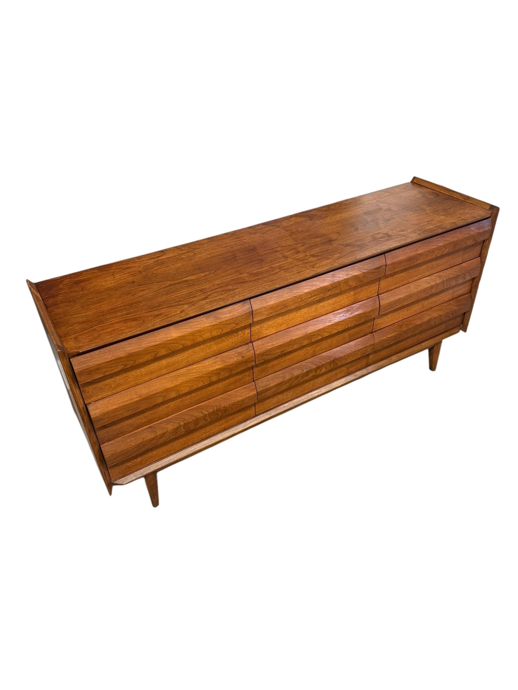 Vintage Mid Century Modern Solid Walnut 9 Drawer Dresser by Lane First Edition en vente 3