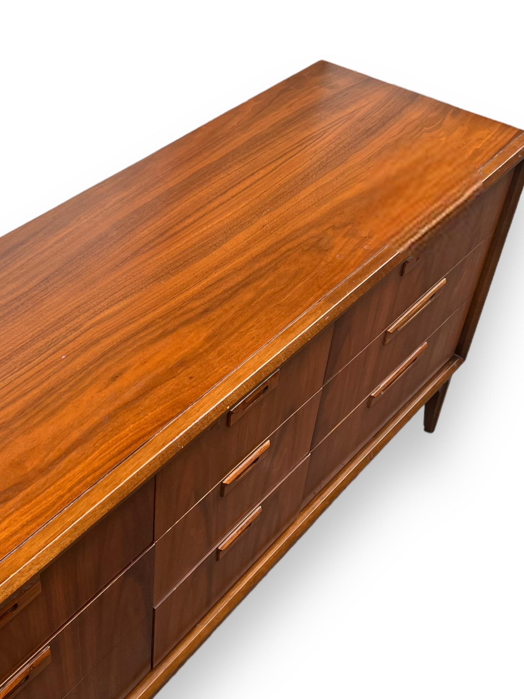 Fin du 20e siècle Vintage Mid Century Modern Solid Walnut 9 Drawer Dresser by Stanley en vente