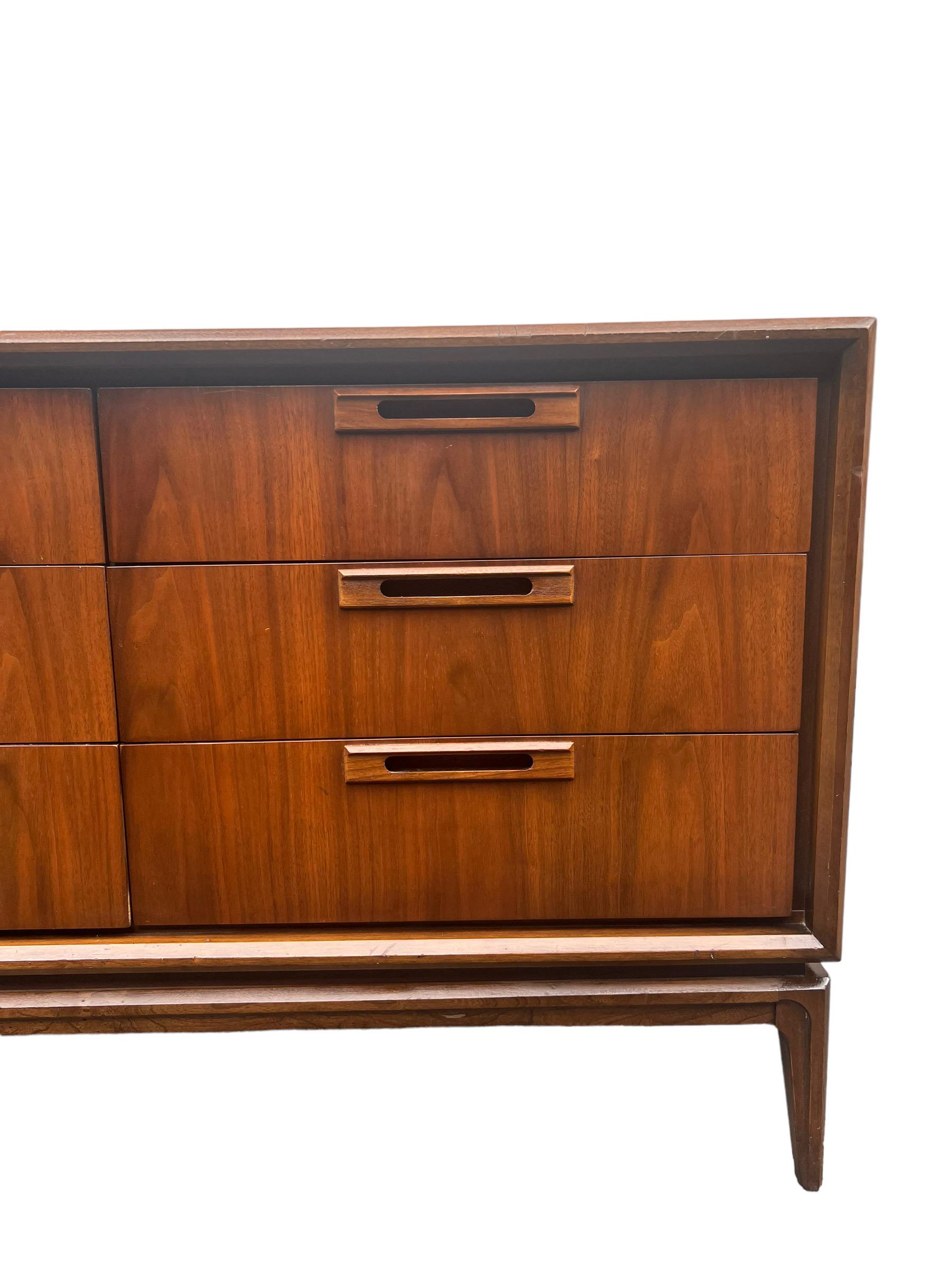 Vintage Mid Century Modern Solid Walnut 9 Drawer Dresser by Stanley en vente 1