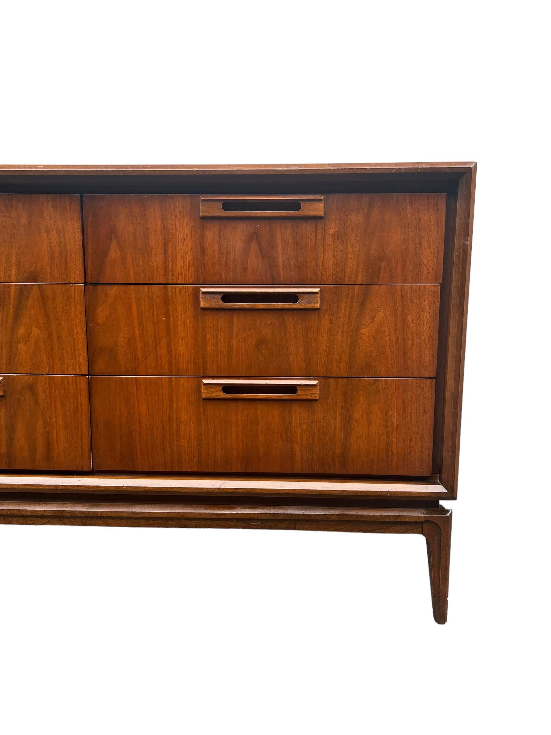 Vintage Mid Century Modern Solid Walnut 9 Drawer Dresser by Stanley en vente 2