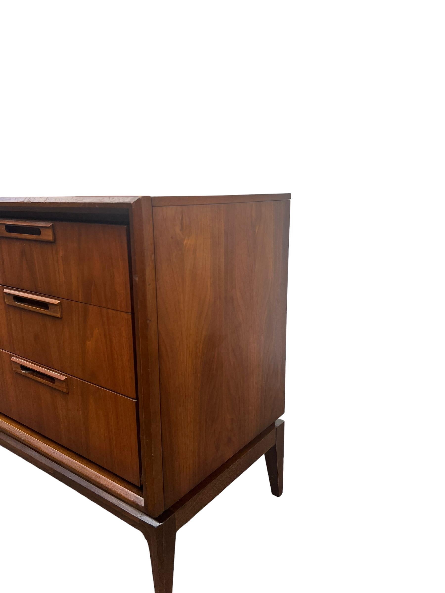 Vintage Mid Century Modern Solid Walnut 9 Drawer Dresser by Stanley en vente 3