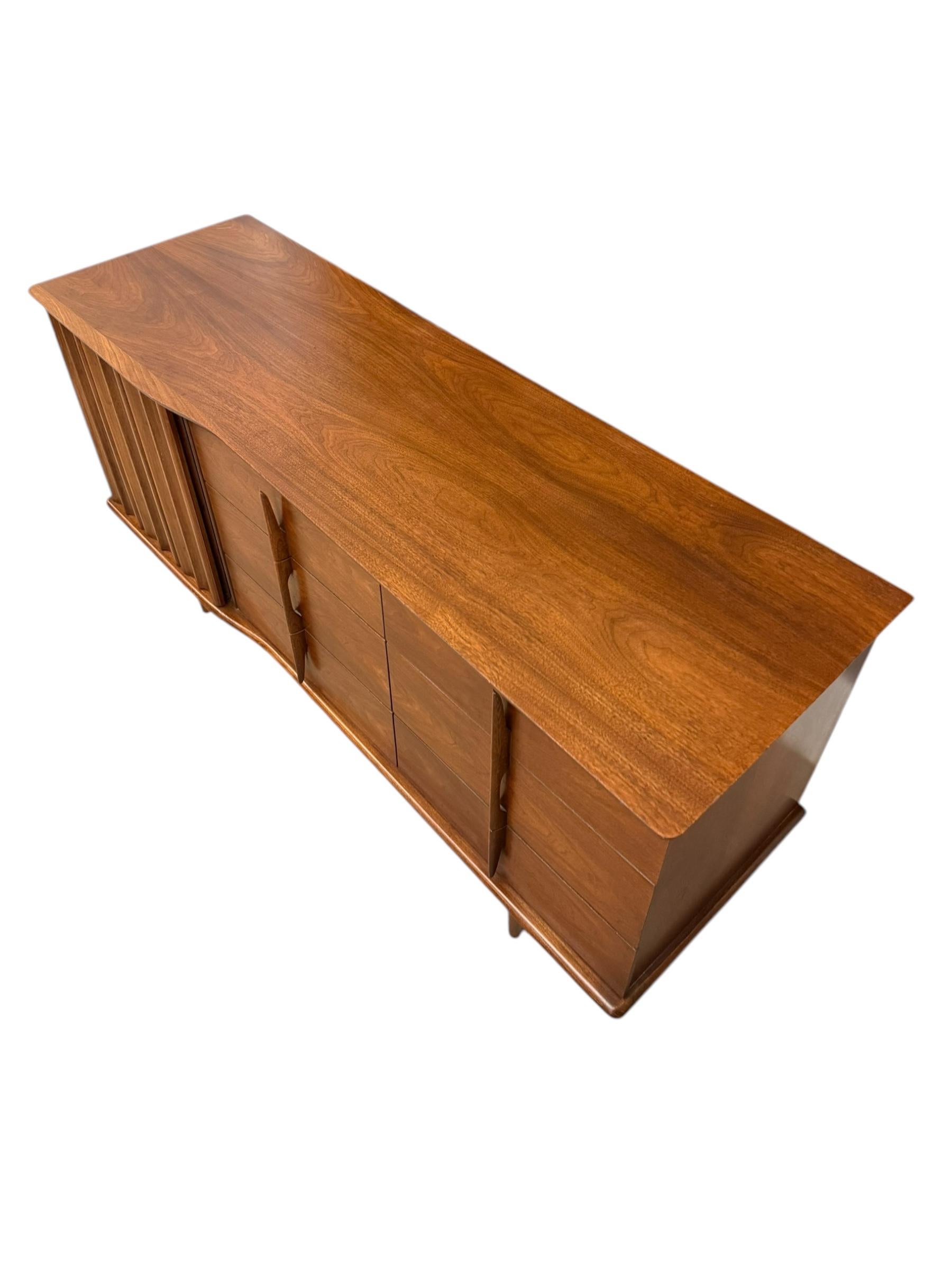 Vintage-Kommode aus massivem Nussbaumholz mit 9 Schubladen von United Furniture, Mid-Century Modern im Angebot 4