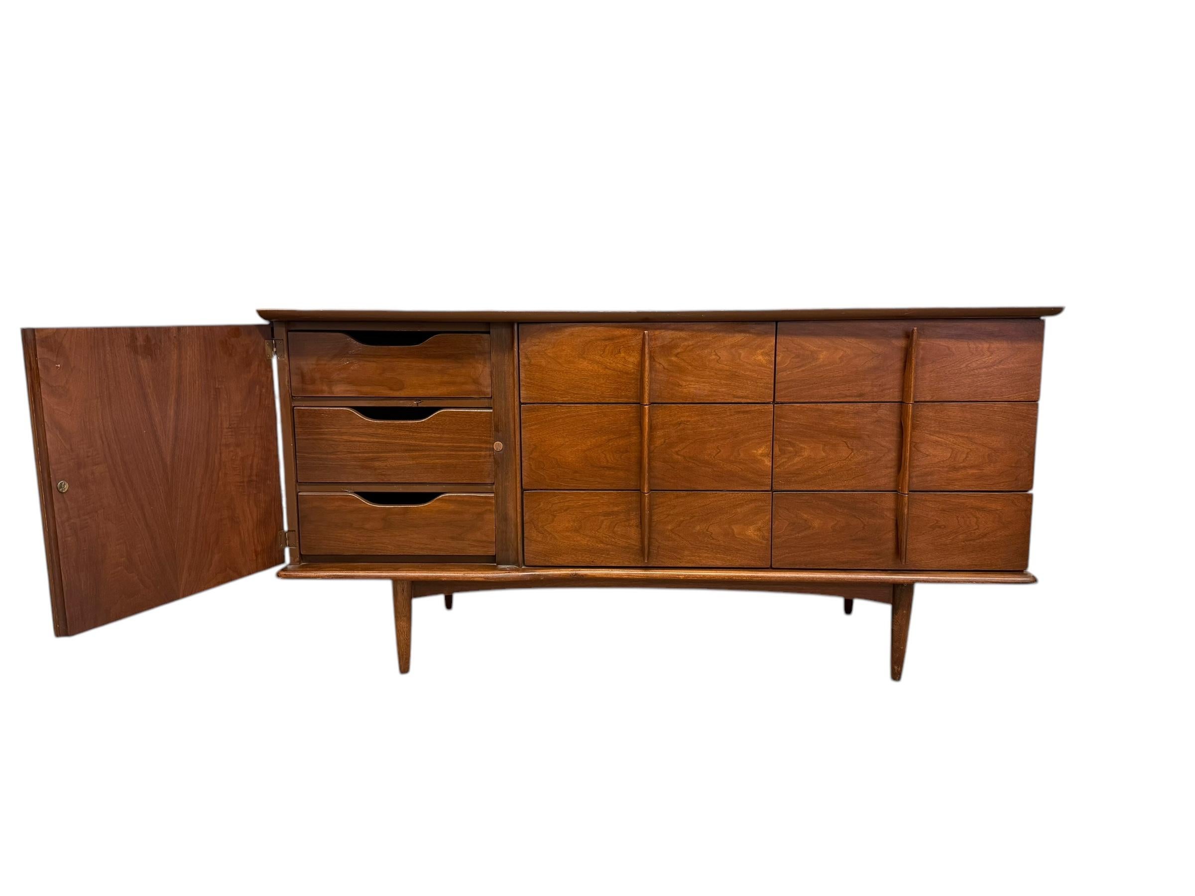 Vintage-Kommode aus massivem Nussbaumholz mit 9 Schubladen von United Furniture, Mid-Century Modern im Angebot 5
