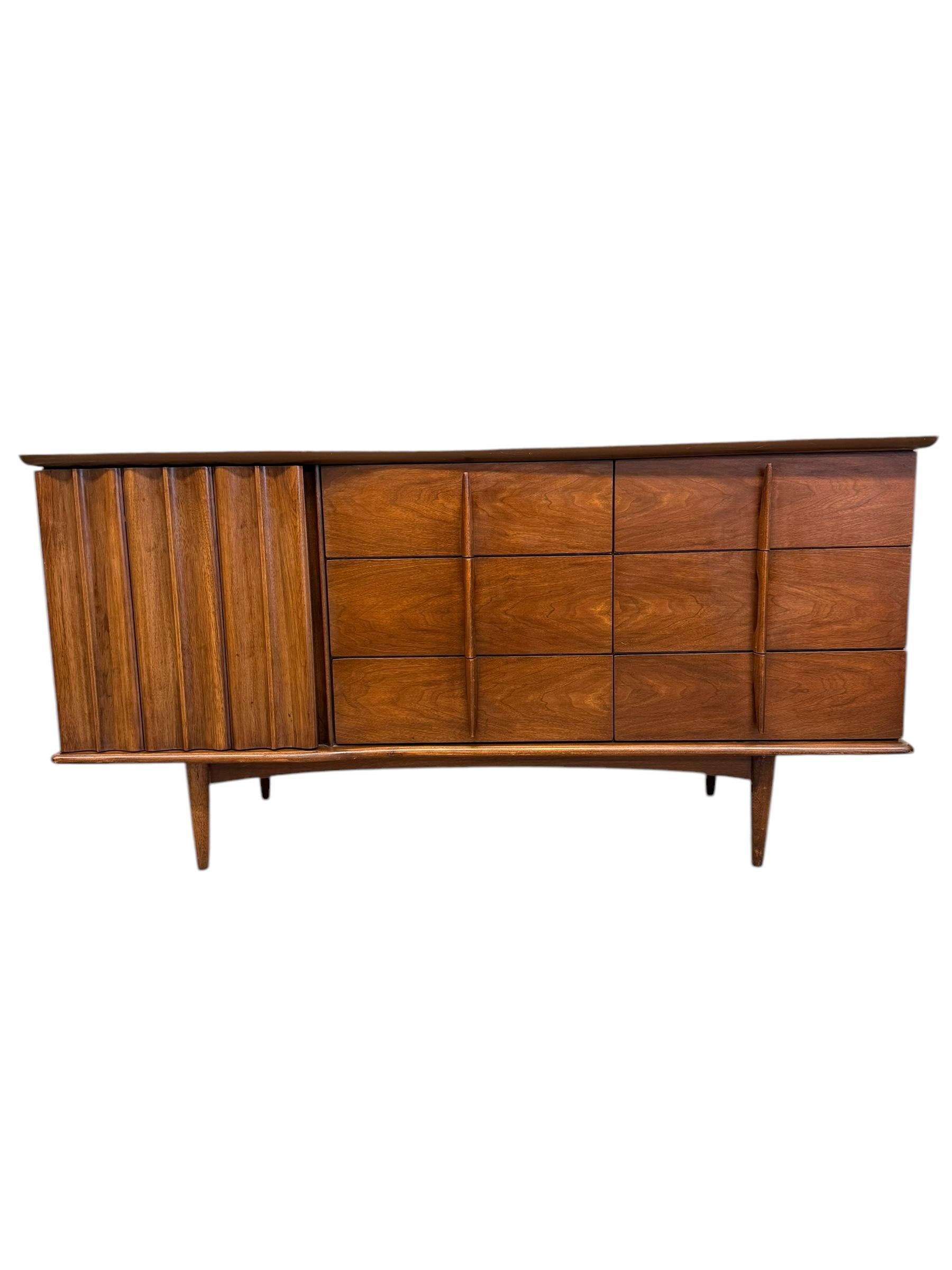 Vintage-Kommode aus massivem Nussbaumholz mit 9 Schubladen von United Furniture, Mid-Century Modern (Moderne der Mitte des Jahrhunderts) im Angebot