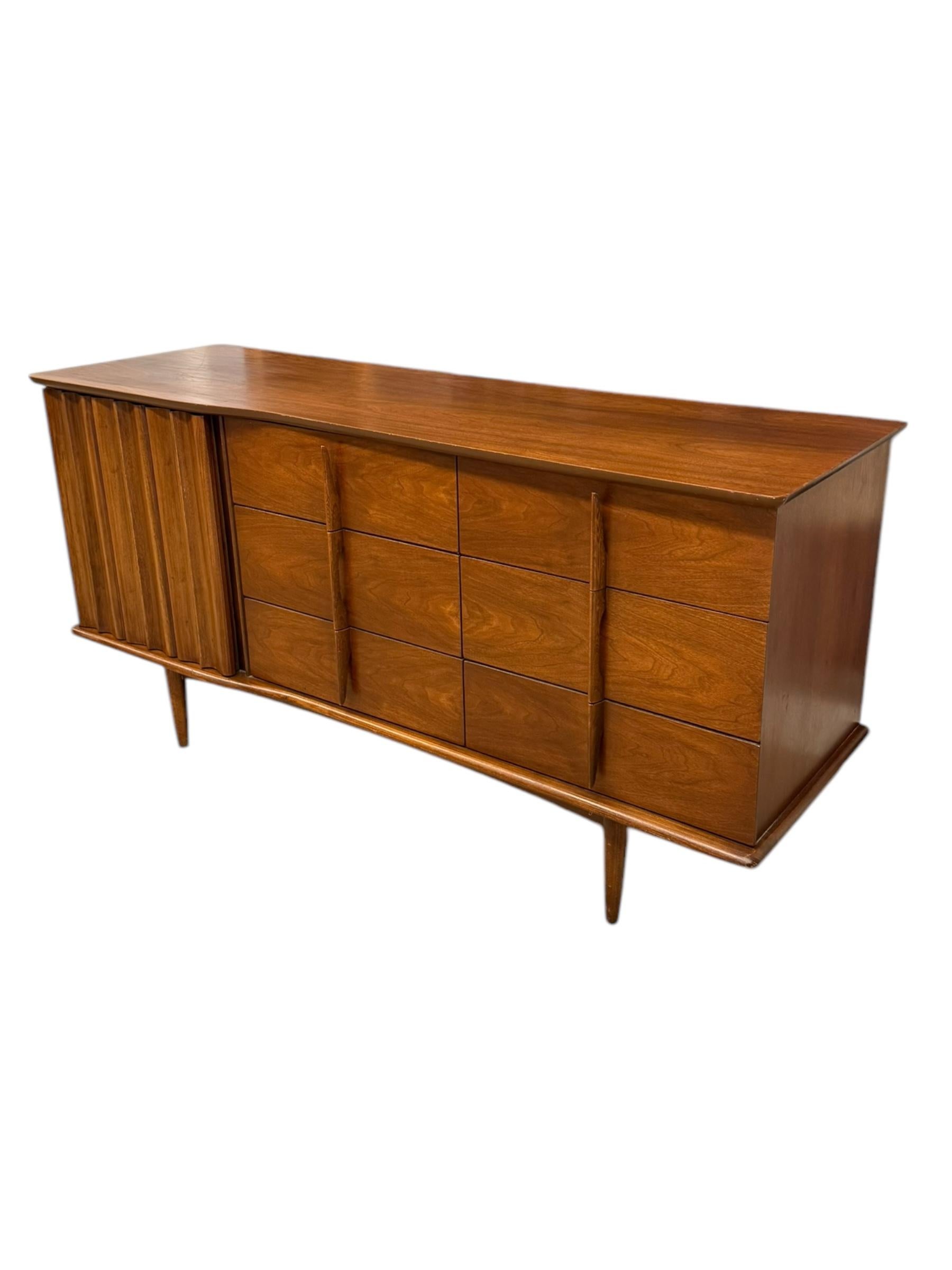 Vintage-Kommode aus massivem Nussbaumholz mit 9 Schubladen von United Furniture, Mid-Century Modern im Zustand „Gut“ im Angebot in Seattle, WA