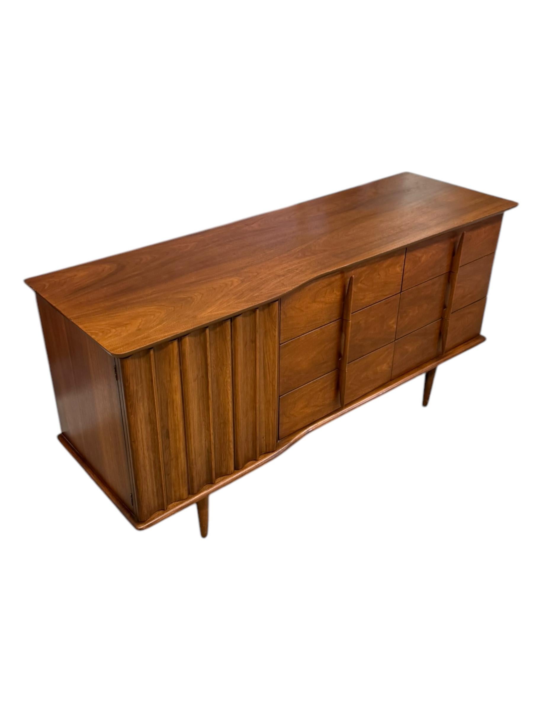 Vintage-Kommode aus massivem Nussbaumholz mit 9 Schubladen von United Furniture, Mid-Century Modern (Mitte des 20. Jahrhunderts) im Angebot