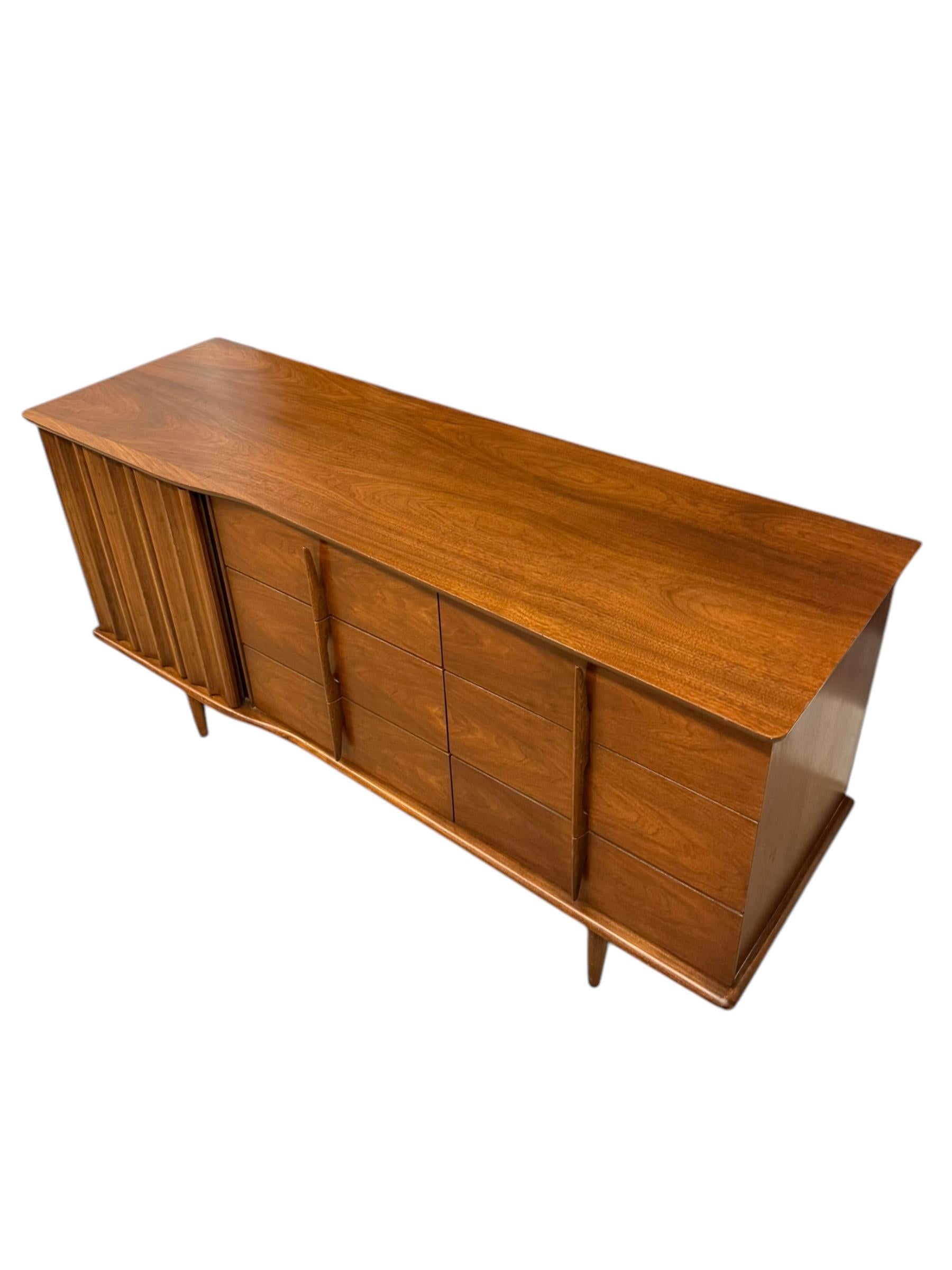 Vintage-Kommode aus massivem Nussbaumholz mit 9 Schubladen von United Furniture, Mid-Century Modern (Walnuss) im Angebot