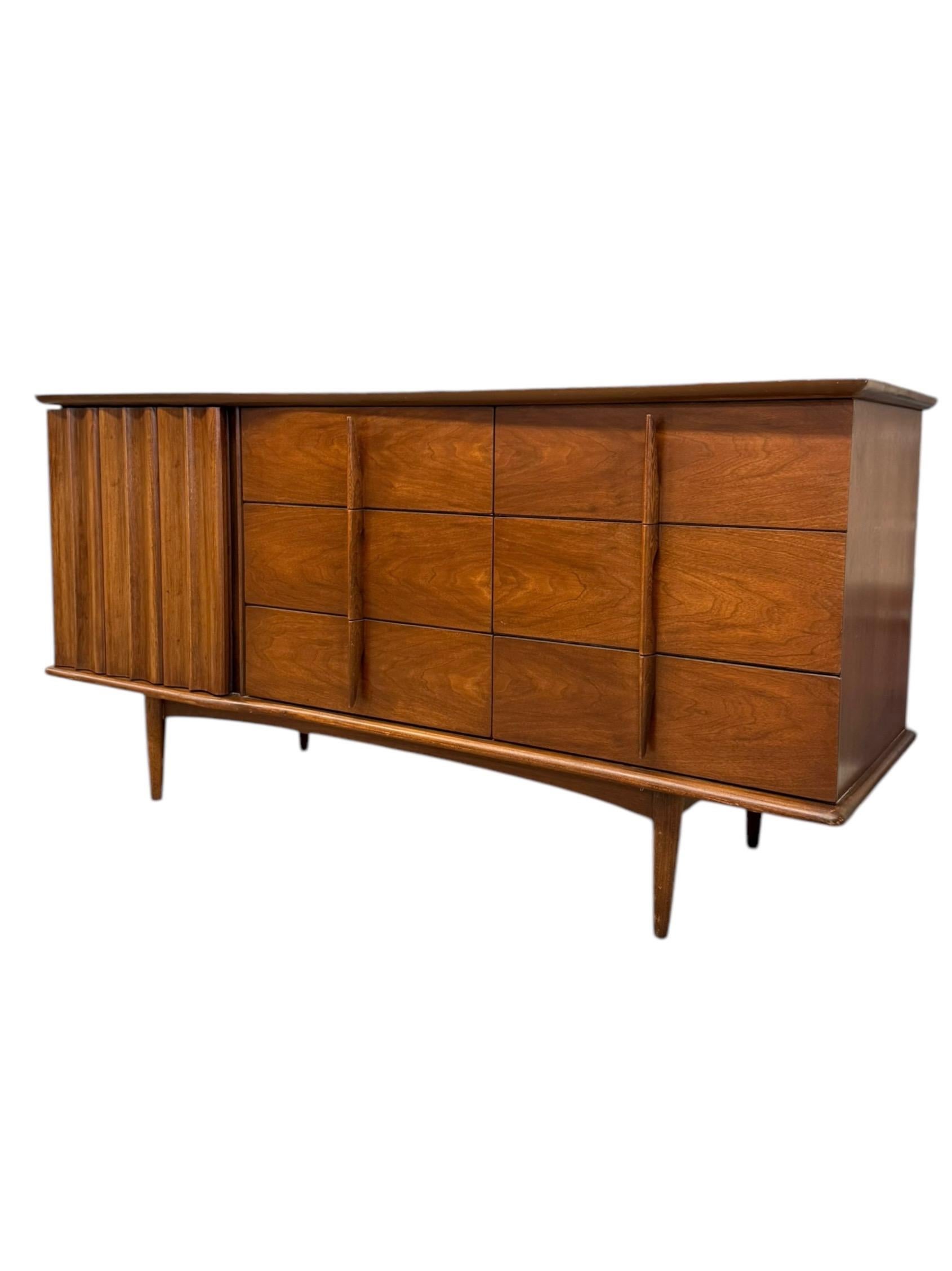 Vintage-Kommode aus massivem Nussbaumholz mit 9 Schubladen von United Furniture, Mid-Century Modern im Angebot 1