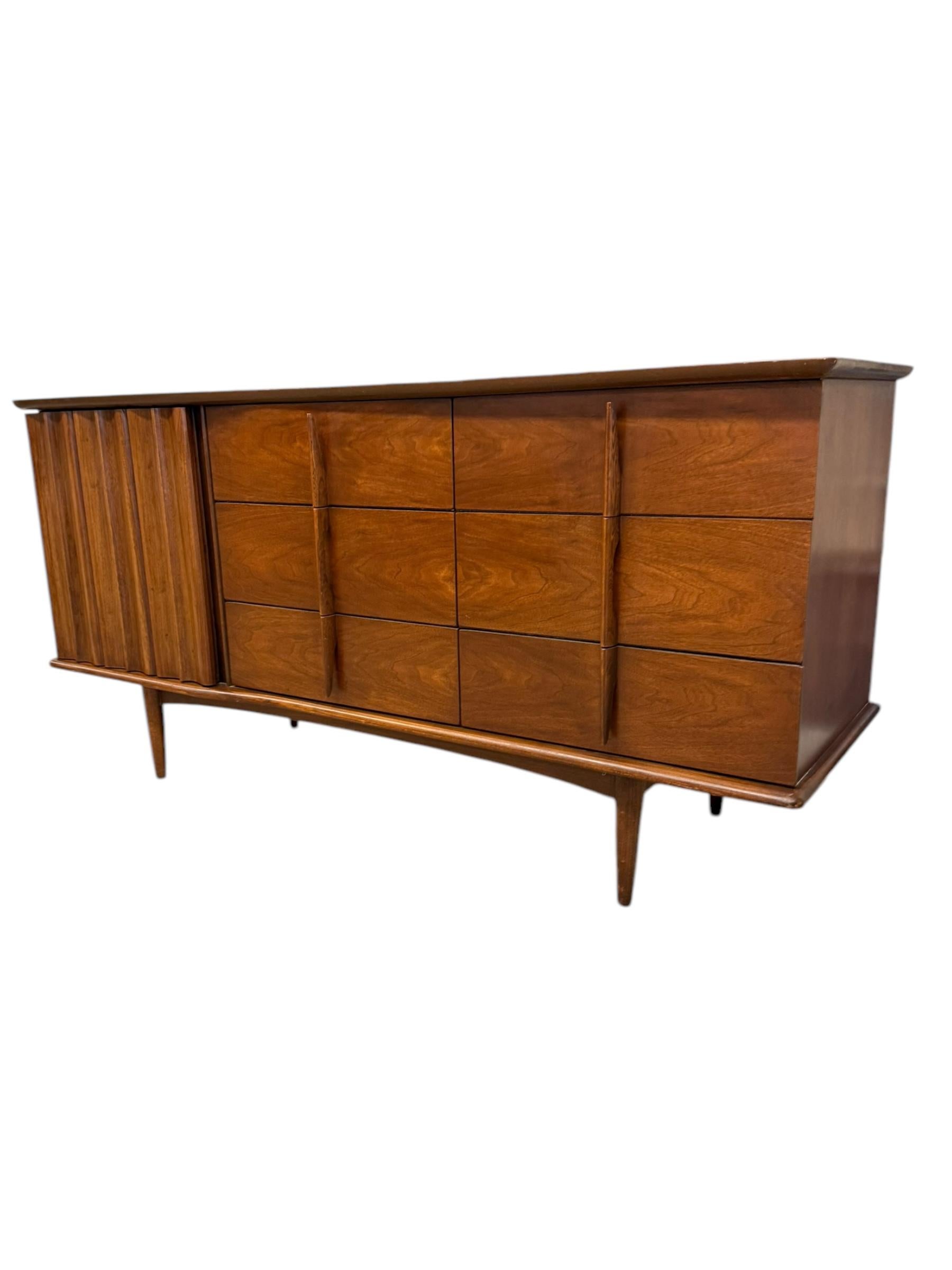Vintage-Kommode aus massivem Nussbaumholz mit 9 Schubladen von United Furniture, Mid-Century Modern im Angebot 2