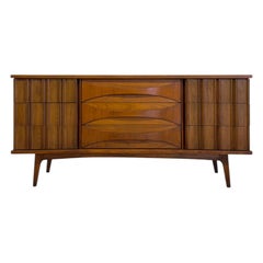 „Vintage-Kommode im Mid-Century-Modern-Stil aus massivem Walnussholz mit 9 Schubladen und Griffen aus gebogenem Holz“