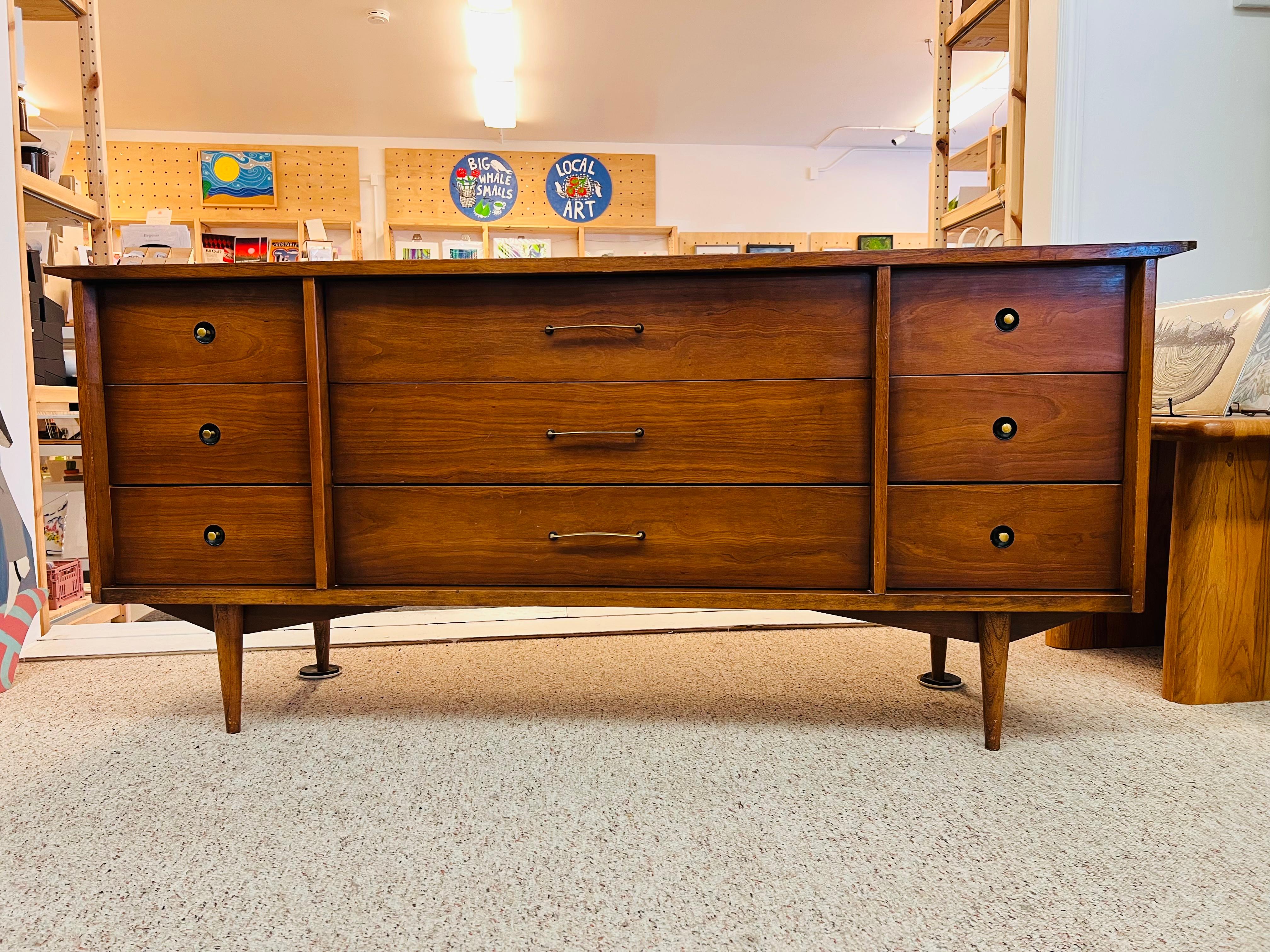 Mid-Century Modern Vintage Mid Century Modern Solid Walnut 9 Drawer Dresser with Bow-Tie (commode à 9 tiroirs en noyer massif avec nœud papillon) en vente