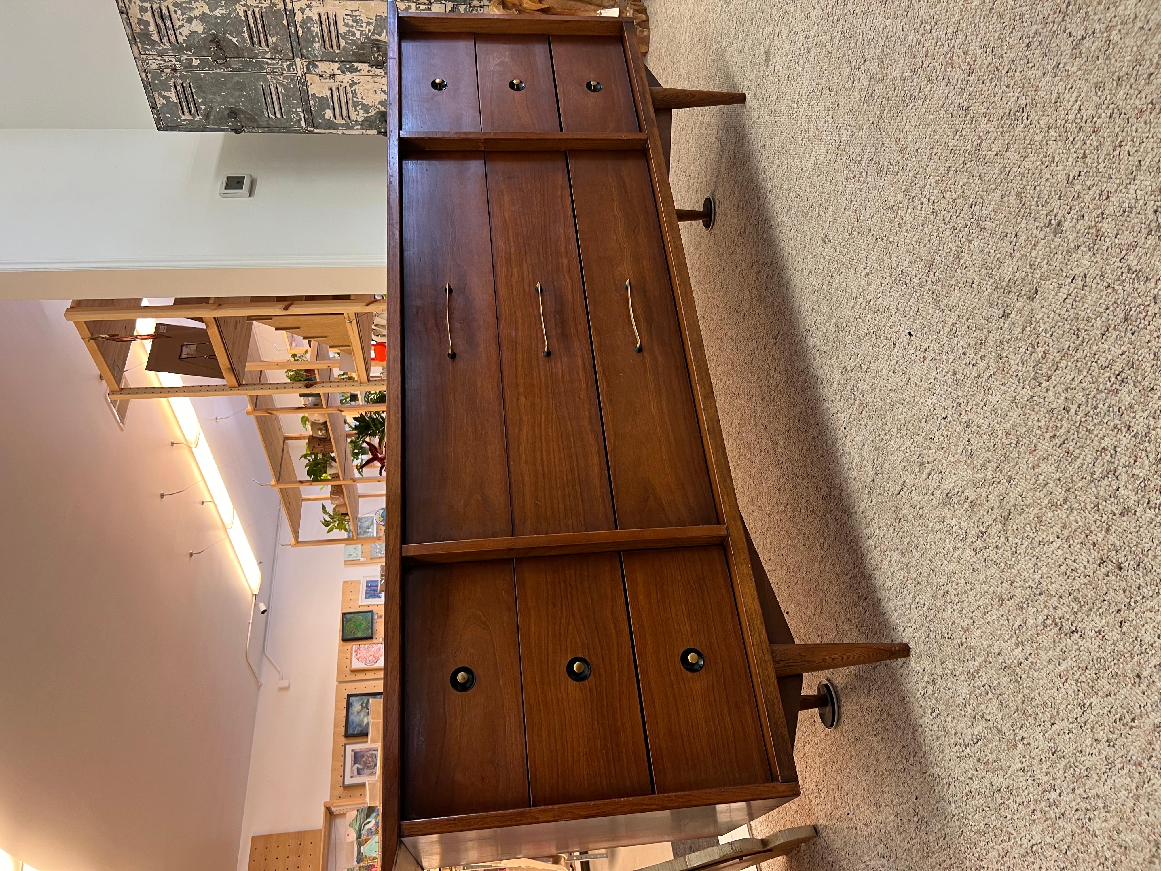 Vintage Mid Century Modern Solid Walnut 9 Drawer Dresser with Bow-Tie (commode à 9 tiroirs en noyer massif avec nœud papillon) Bon état - En vente à Seattle, WA