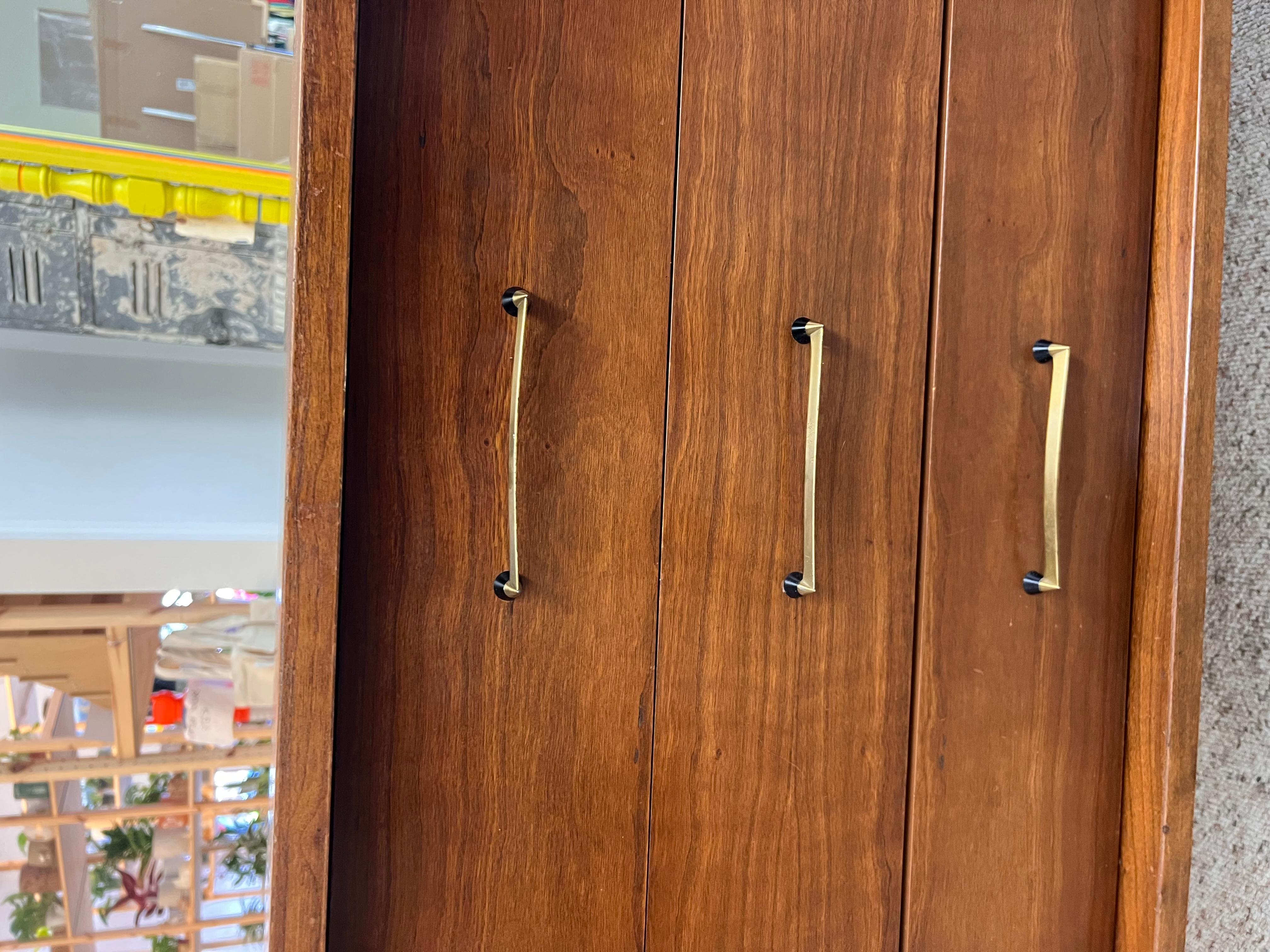 Bois Vintage Mid Century Modern Solid Walnut 9 Drawer Dresser with Bow-Tie (commode à 9 tiroirs en noyer massif avec nœud papillon) en vente