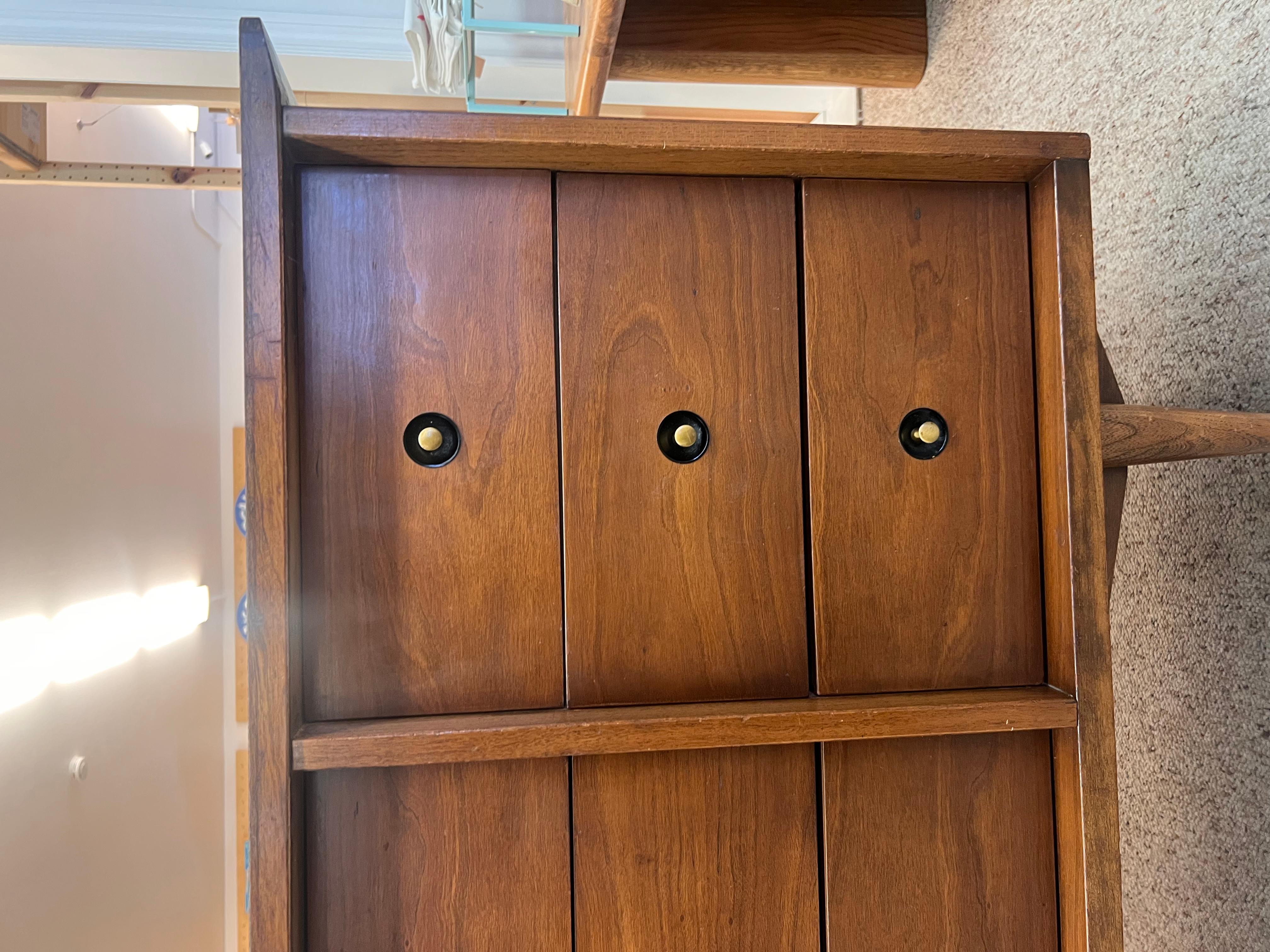 Vintage Mid Century Modern Solid Walnut 9 Drawer Dresser with Bow-Tie (commode à 9 tiroirs en noyer massif avec nœud papillon) en vente 1