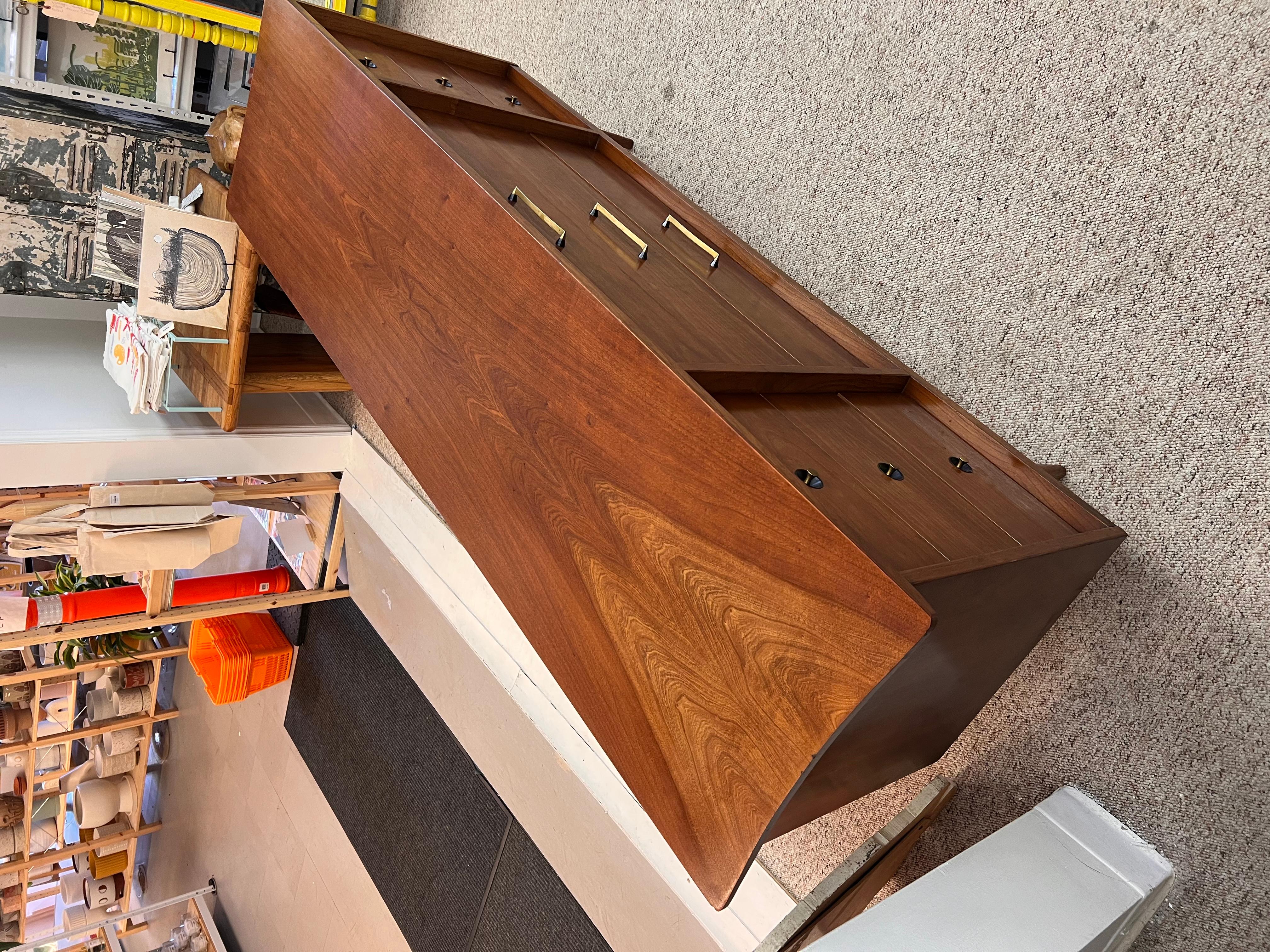 Vintage Mid Century Modern Solid Walnut 9 Drawer Dresser with Bow-Tie (commode à 9 tiroirs en noyer massif avec nœud papillon) en vente 2