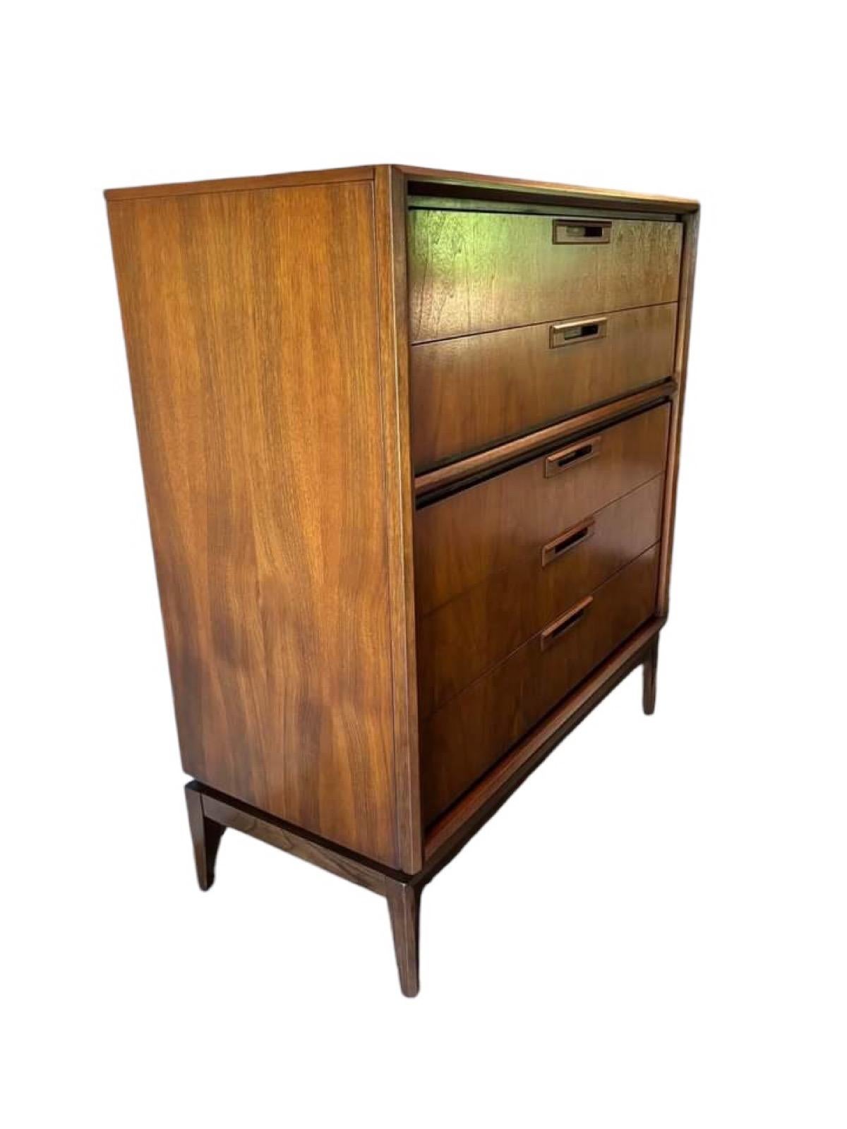 Comò a cassetti alti in noce di United Furniture Company, circa. 1950. Artigianato di pregio con legni interni in rovere massiccio e costruzione a coda di rondine. Spolvera i pannelli tra i cassetti e le guide centrali dei cassetti. Ottime