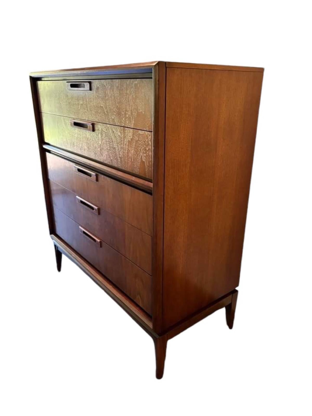 Mid-Century moderno Vintage Mid Century Modern Comò in legno massiccio di noce e oak Cassetti a coda di rondine in vendita
