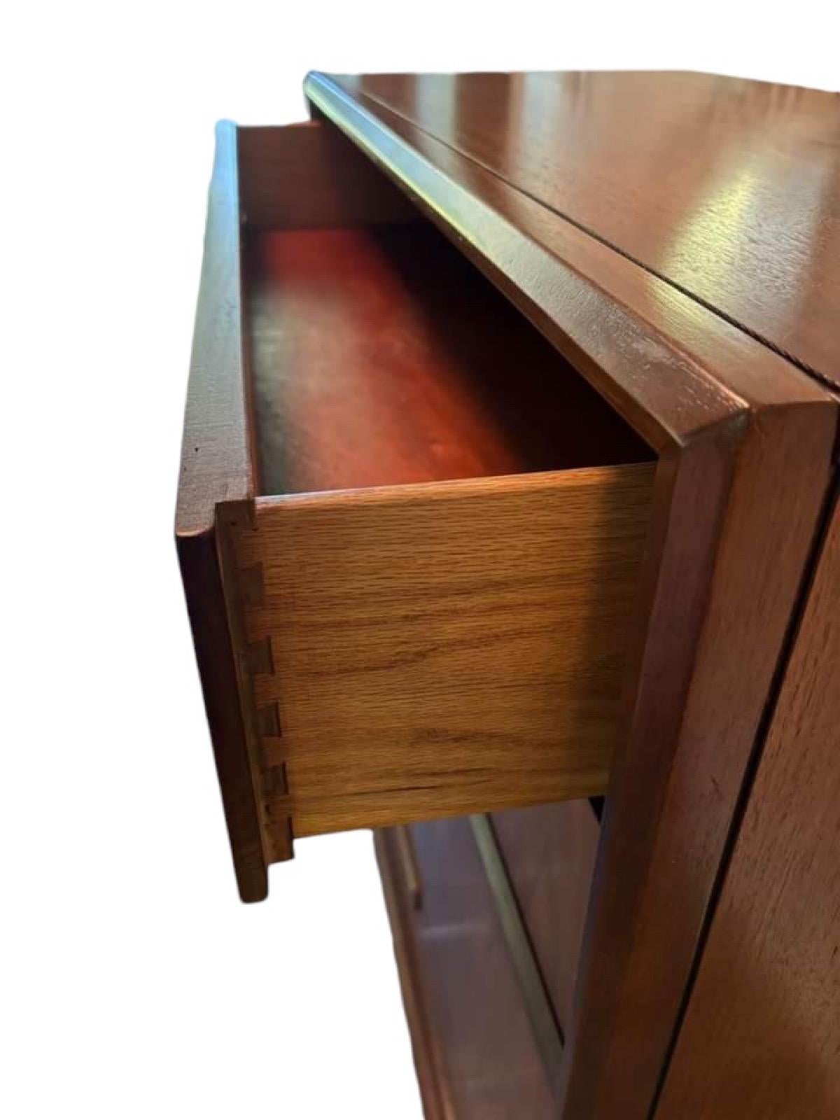 Vintage Mid Century Modern Comò in legno massiccio di noce e oak Cassetti a coda di rondine In condizioni buone in vendita a Seattle, WA