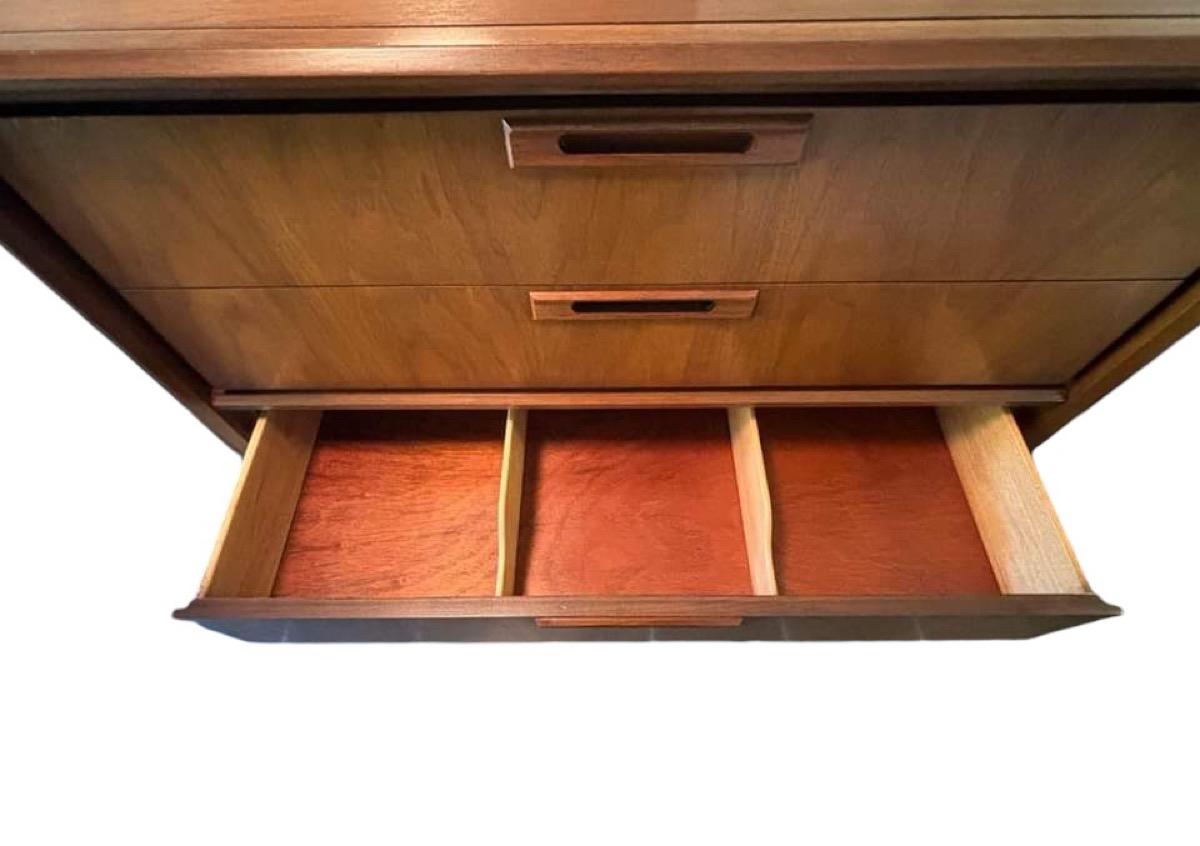 Metà XX secolo Vintage Mid Century Modern Comò in legno massiccio di noce e oak Cassetti a coda di rondine in vendita