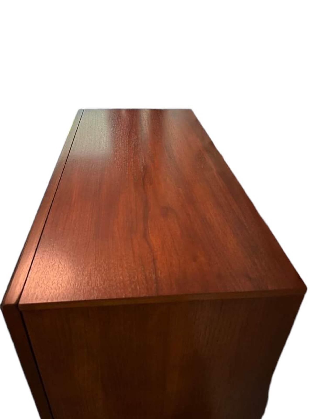 Noce Vintage Mid Century Modern Comò in legno massiccio di noce e oak Cassetti a coda di rondine in vendita