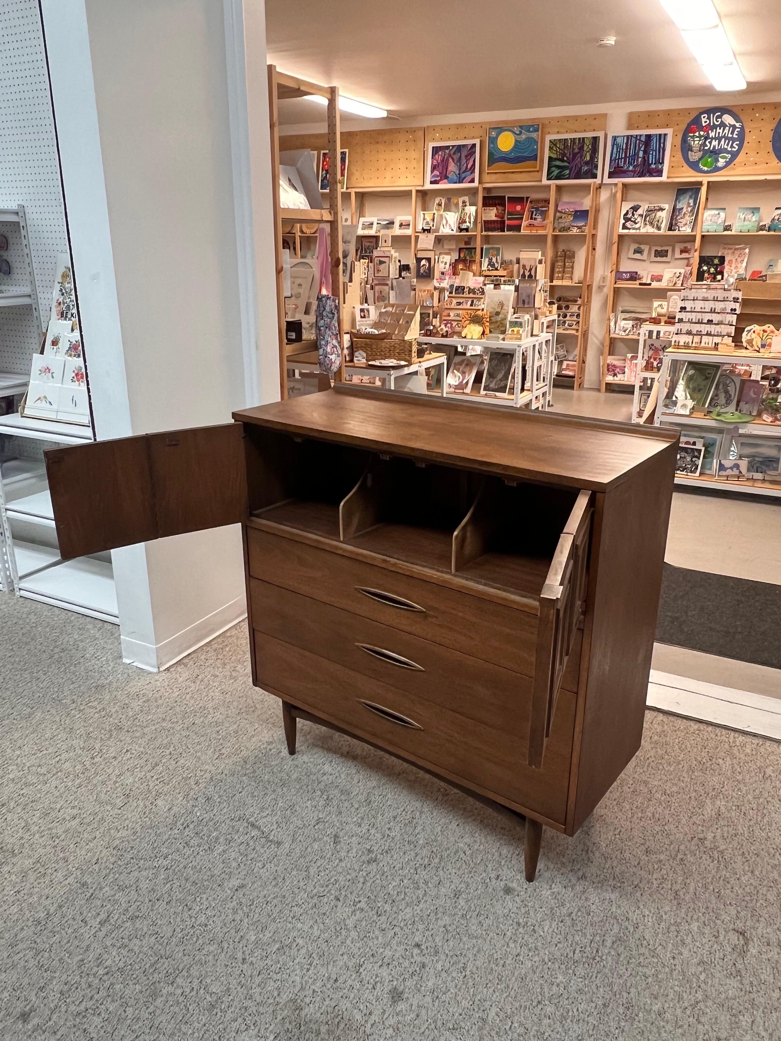 Vintage Mid Century Modern Solid Walnut Dresser by Broyhill Premier Sculptra en vente 4