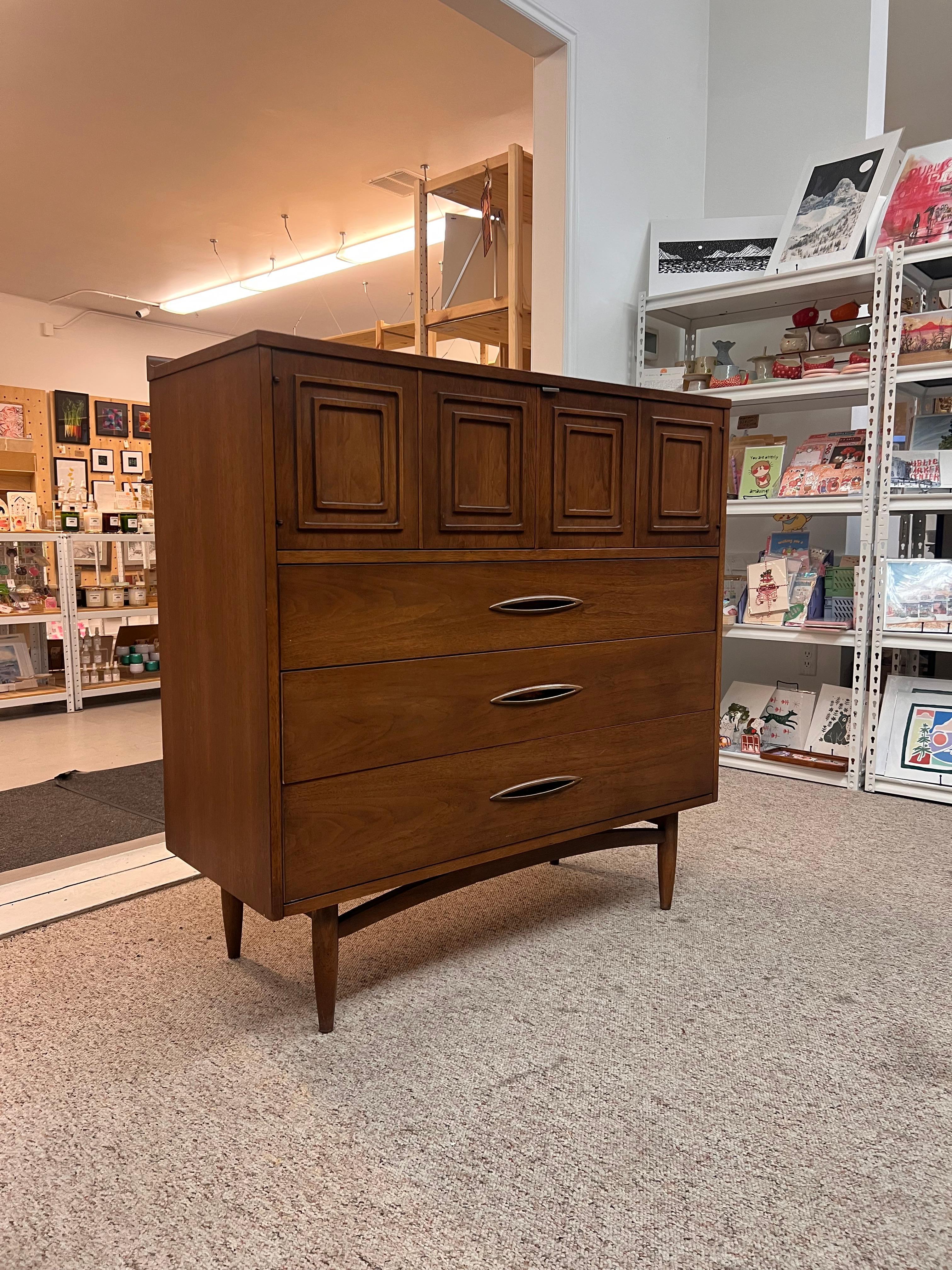 Mid-Century Modern Vintage Mid Century Modern Solid Walnut Dresser by Broyhill Premier Sculptra en vente