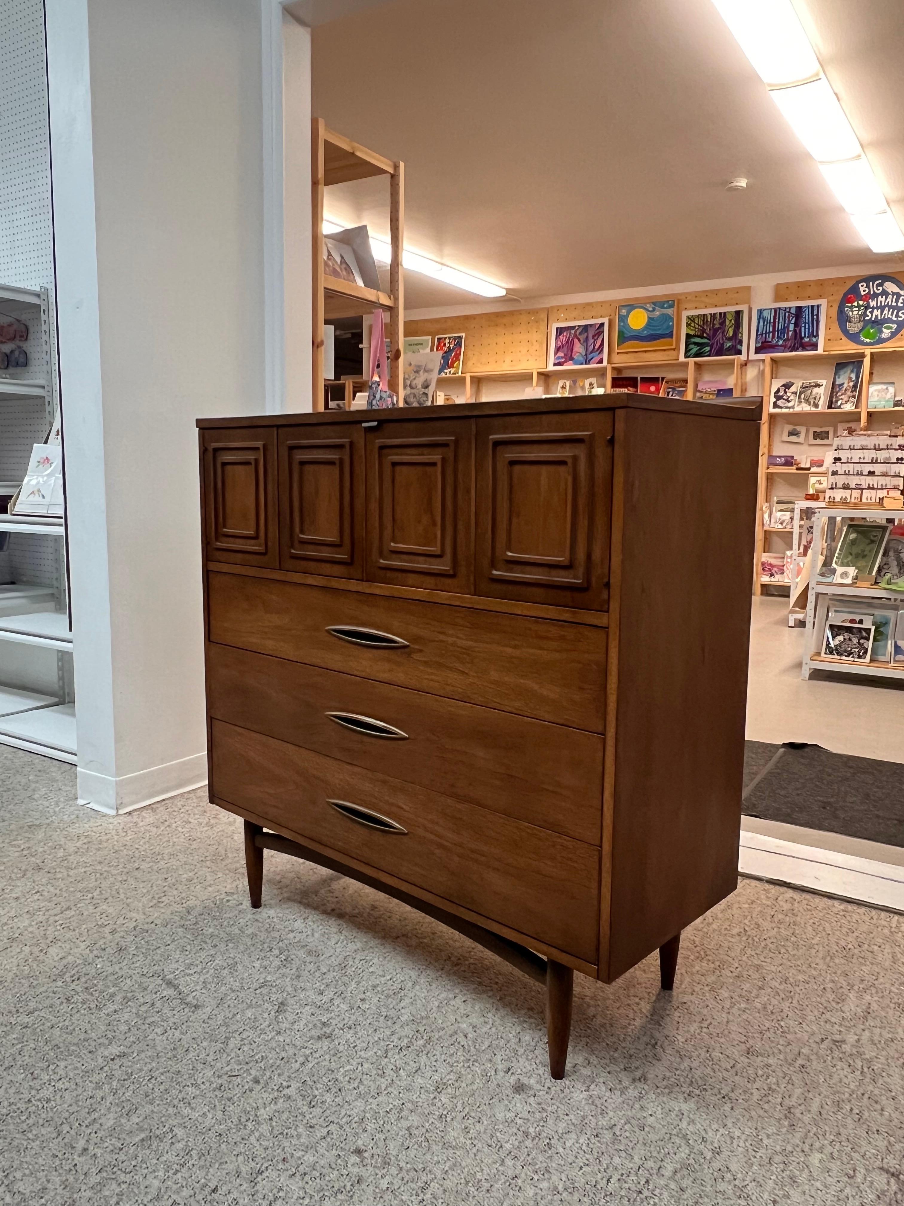 Vintage Mid Century Modern Solid Walnut Dresser by Broyhill Premier Sculptra Bon état - En vente à Seattle, WA
