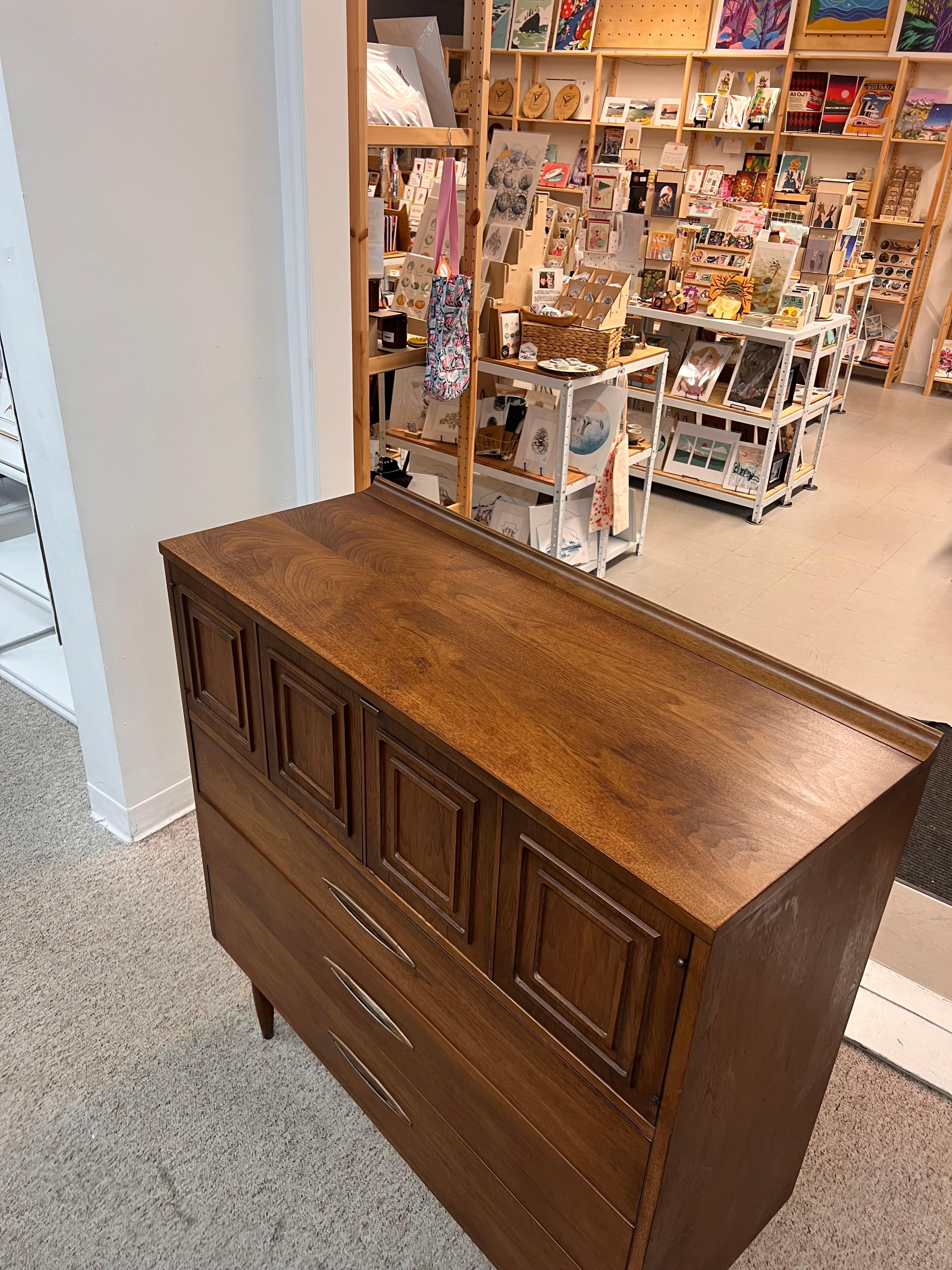Fin du 20e siècle Vintage Mid Century Modern Solid Walnut Dresser by Broyhill Premier Sculptra en vente