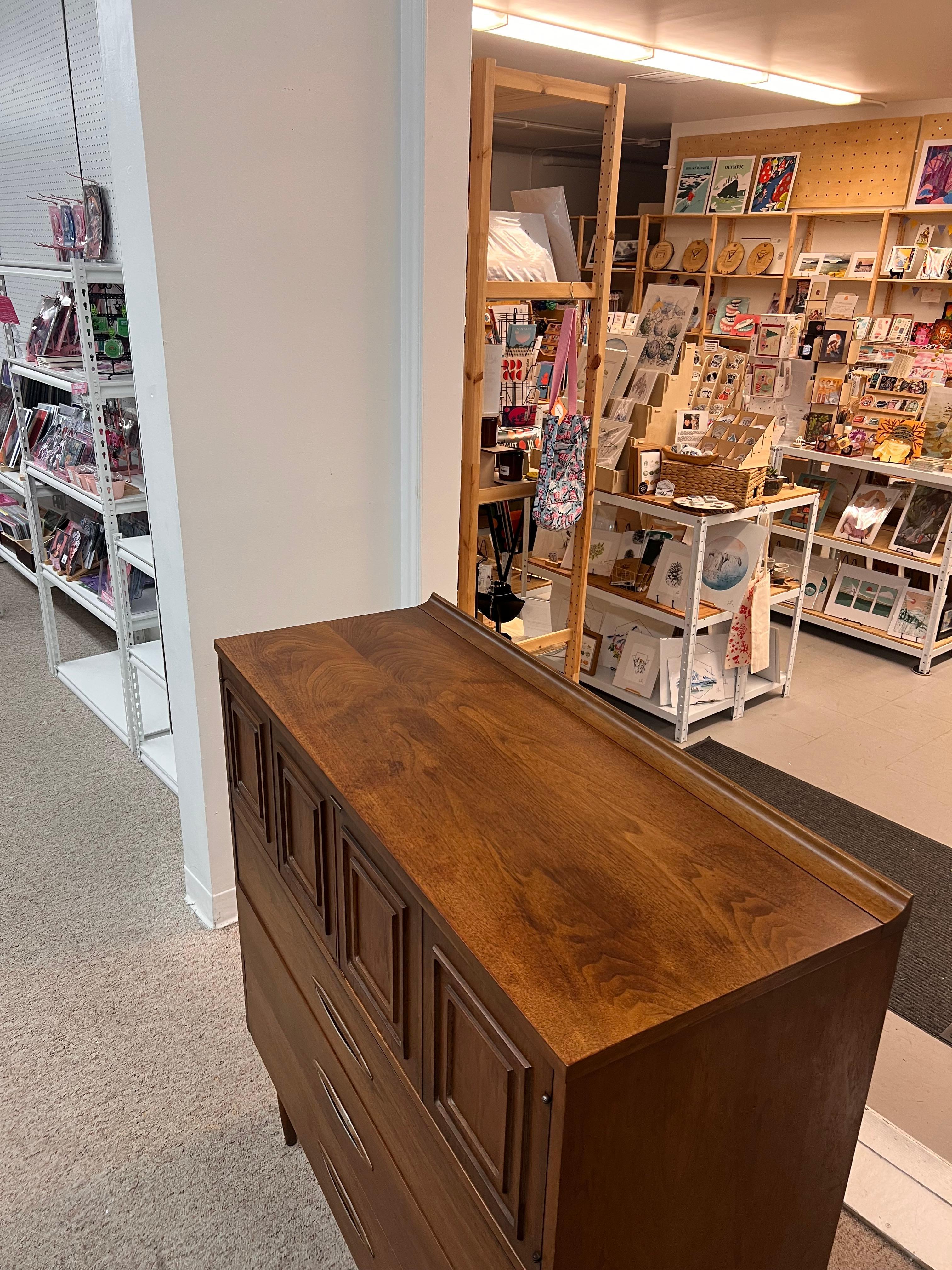 Noyer Vintage Mid Century Modern Solid Walnut Dresser by Broyhill Premier Sculptra en vente