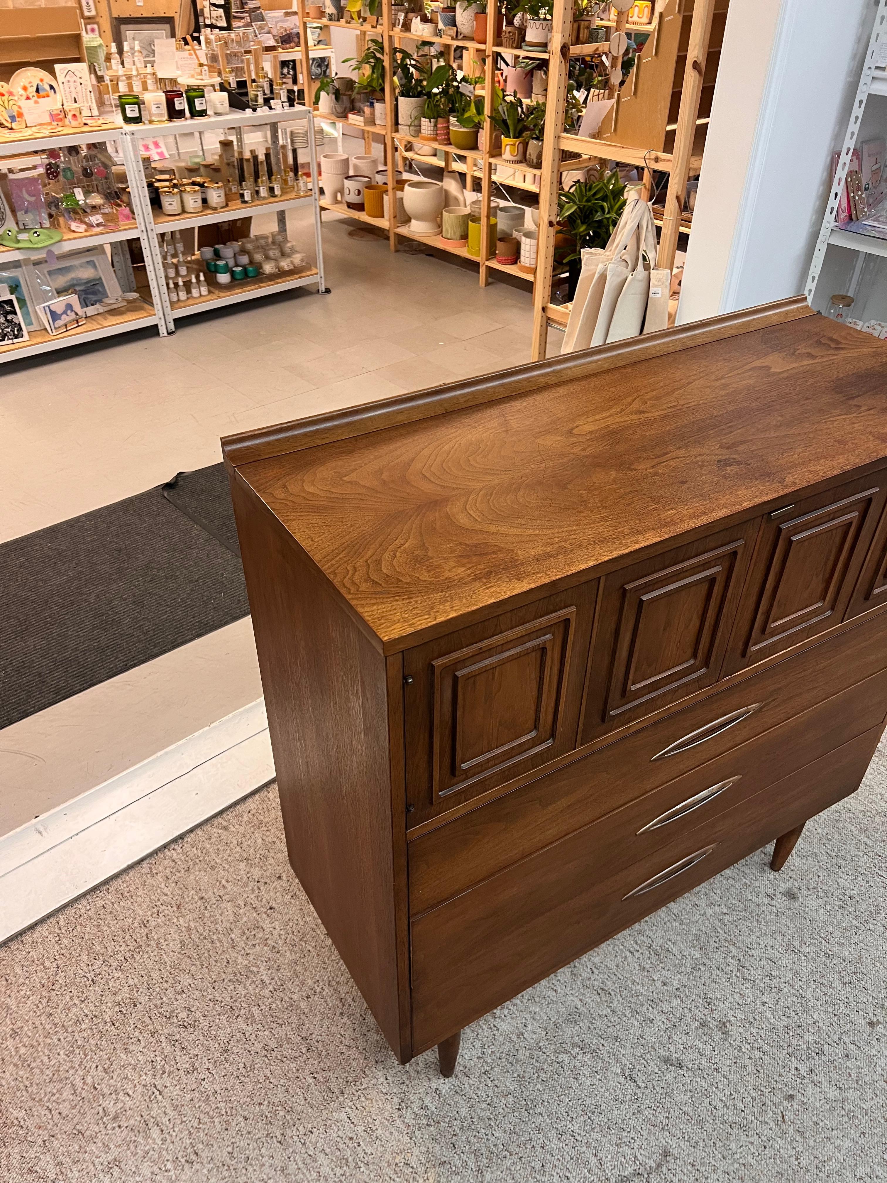 Vintage Mid Century Modern Solid Walnut Dresser by Broyhill Premier Sculptra en vente 1