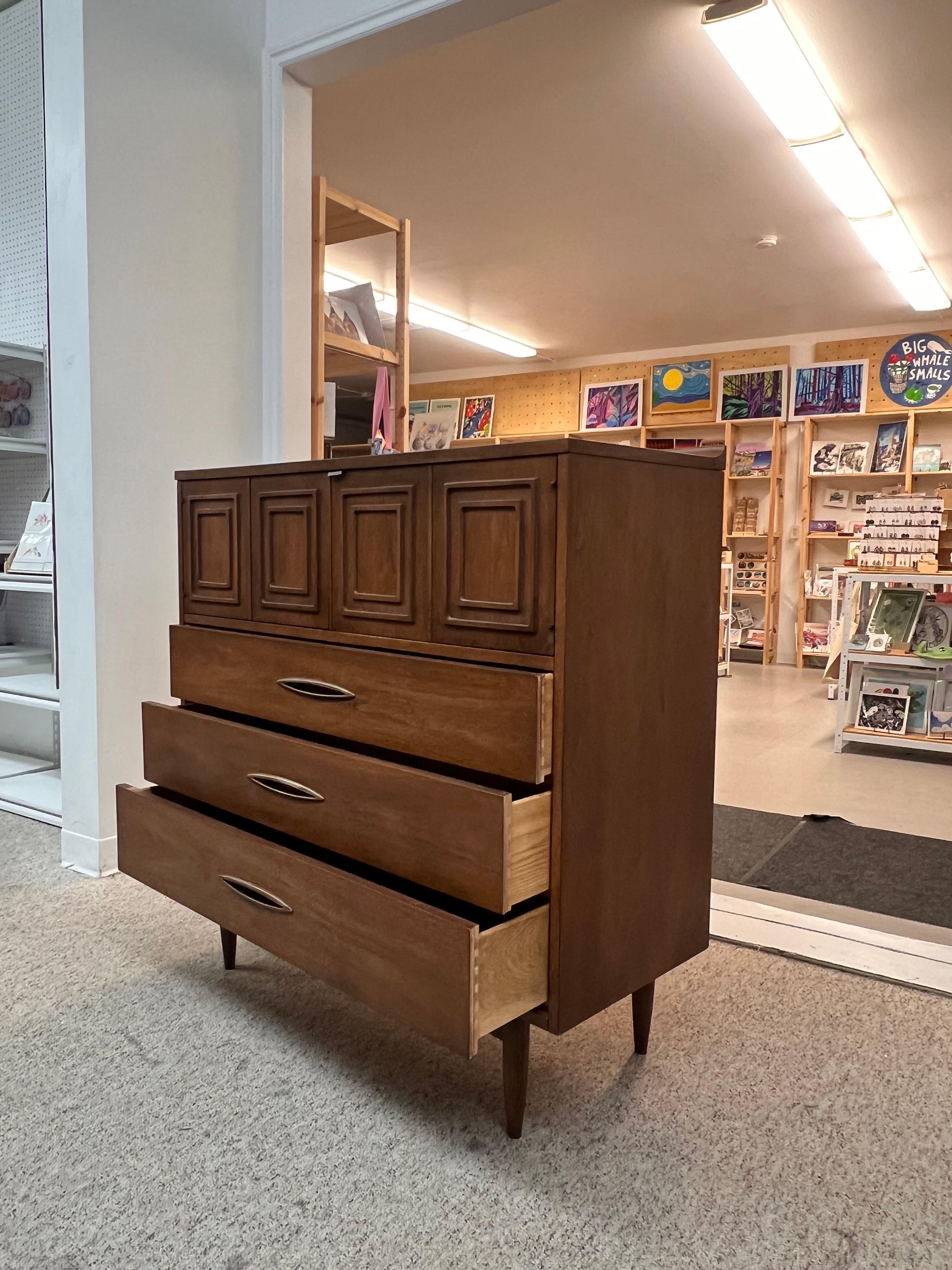 Vintage Mid Century Modern Solid Walnut Dresser by Broyhill Premier Sculptra en vente 3