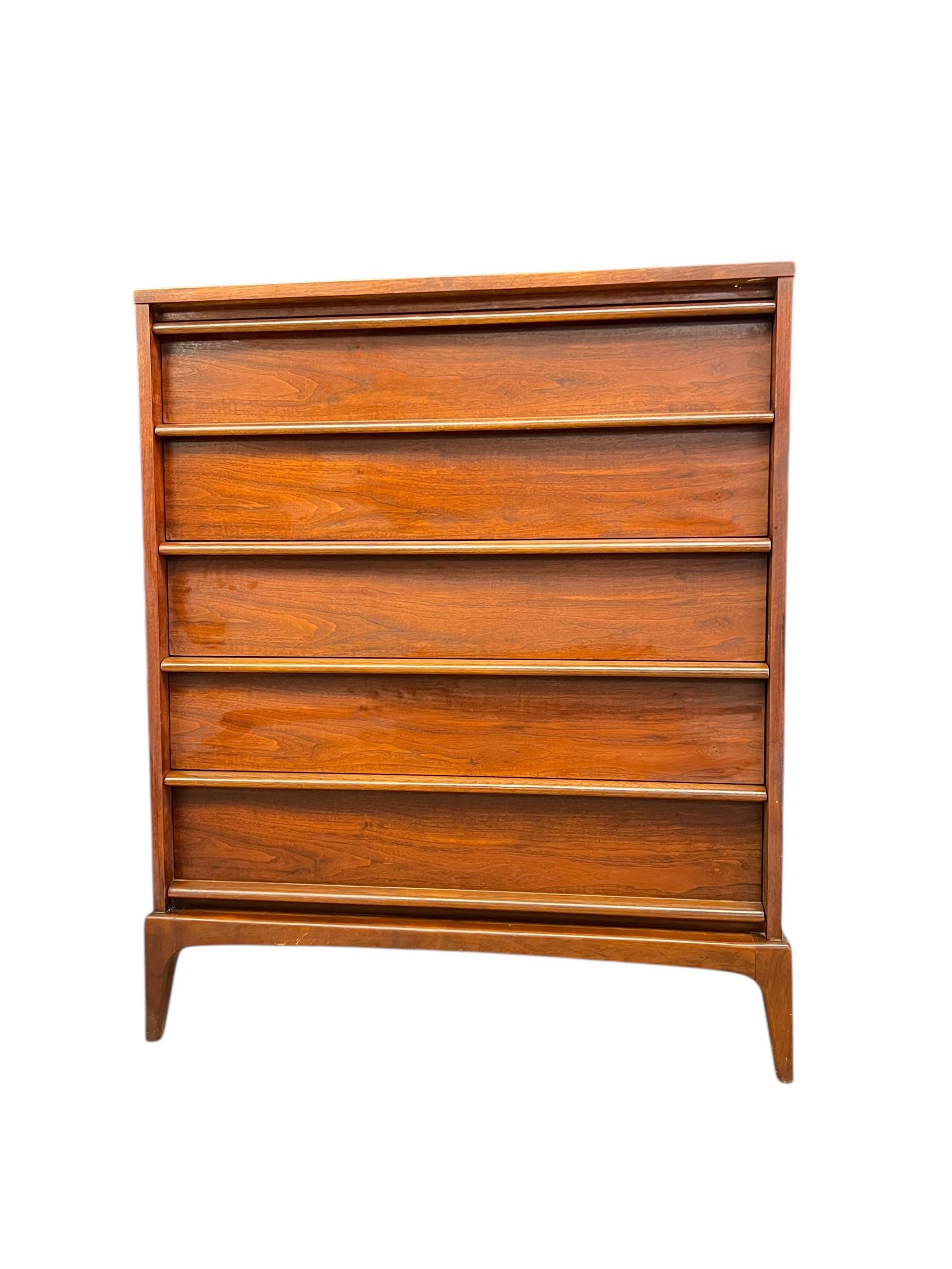 Il comò moderno di metà secolo di Lane Rhythm presenta un design elegante e minimalista tipico dell'epoca. Realizzato in un ricco legno di noce, presenta una finitura calda e naturale che ne esalta le venature. Il comò ha una silhouette alta e