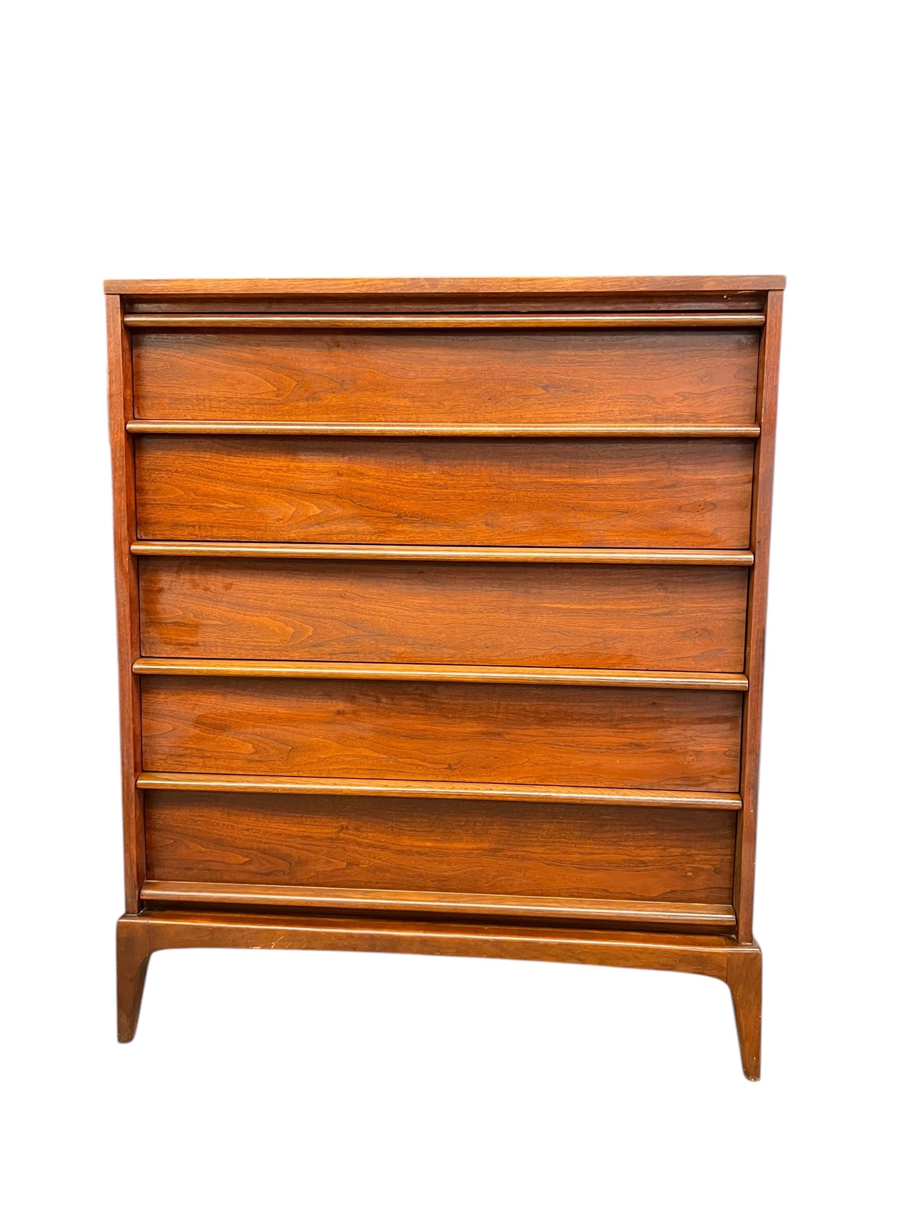 Mid-Century moderno Vintage Mid Century Modern Dresser in noce massiccio di Lane's Rhythm Line a coda di rondine D. A. in vendita