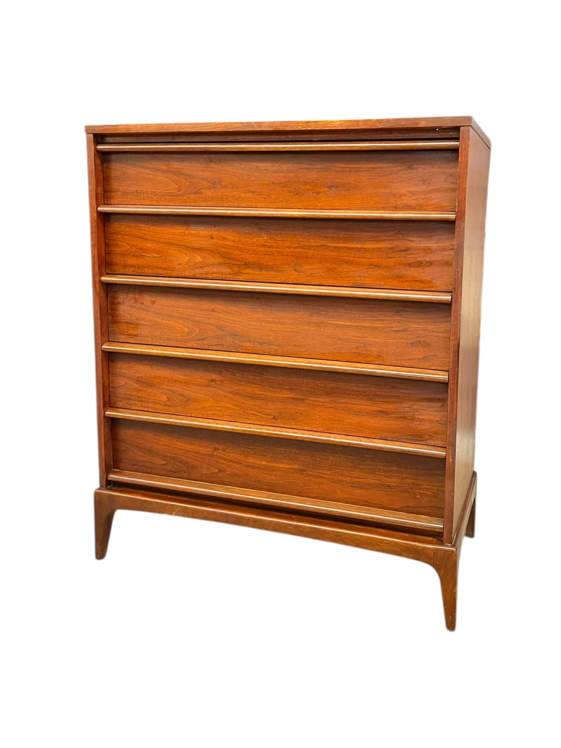Vintage Mid Century Modern Dresser in noce massiccio di Lane's Rhythm Line a coda di rondine D. A. In condizioni buone in vendita a Seattle, WA