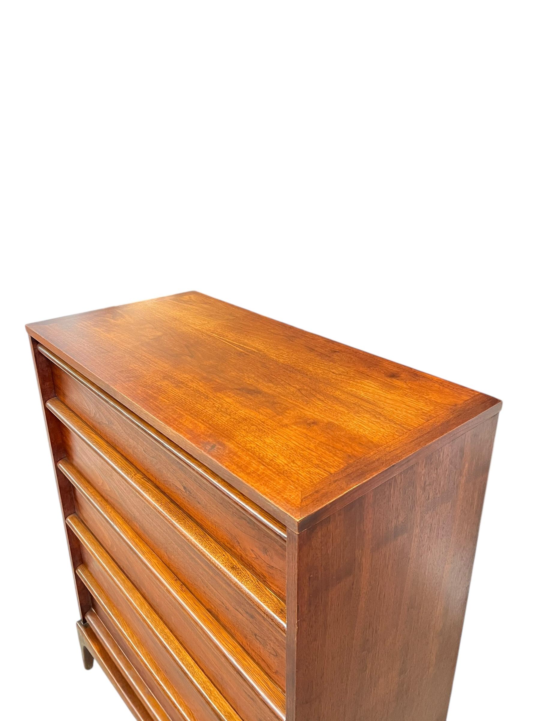 Fine XX secolo Vintage Mid Century Modern Dresser in noce massiccio di Lane's Rhythm Line a coda di rondine D. A. in vendita