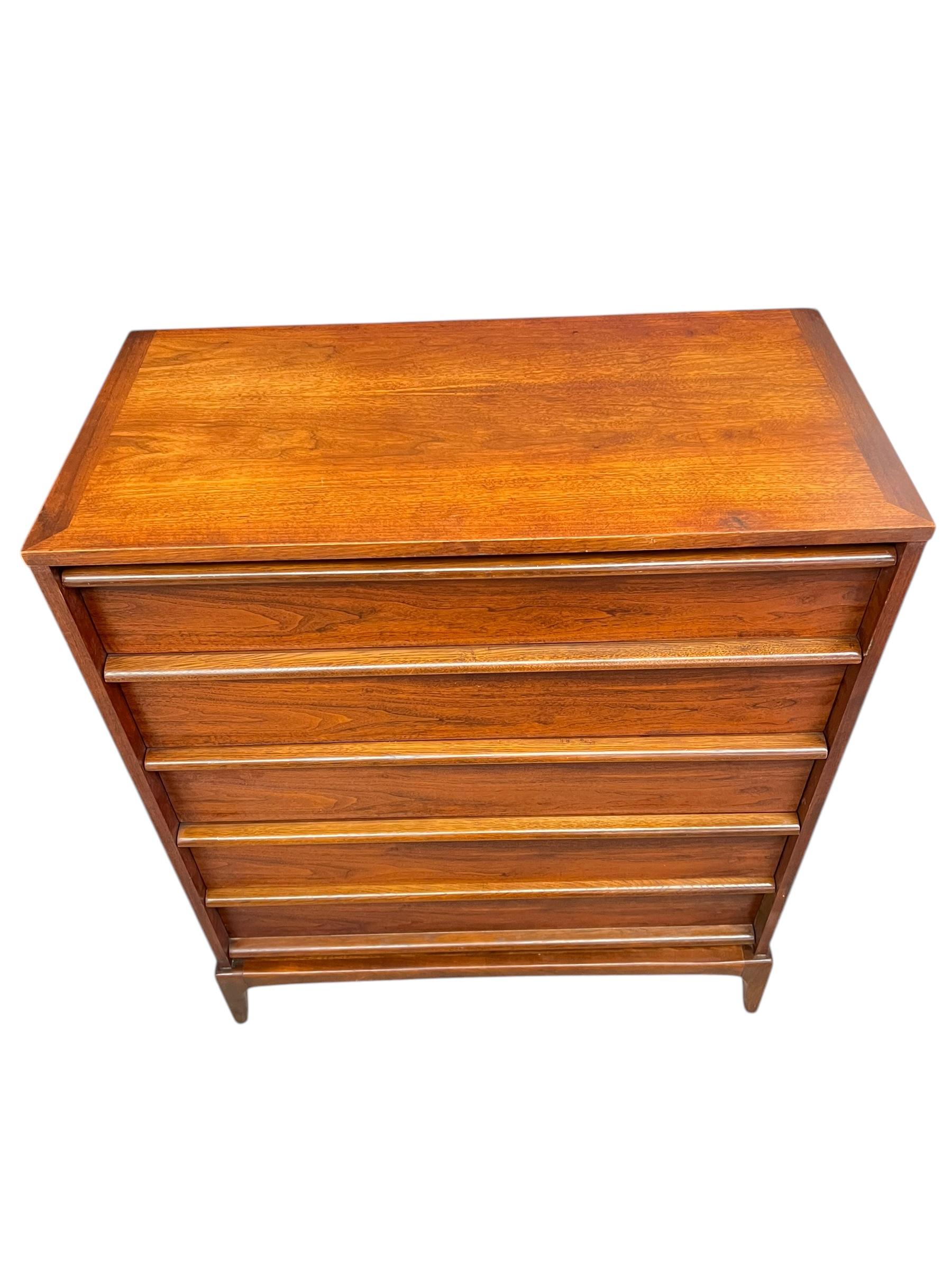Vintage Mid Century Modern Dresser in noce massiccio di Lane's Rhythm Line a coda di rondine D. A. in vendita 1